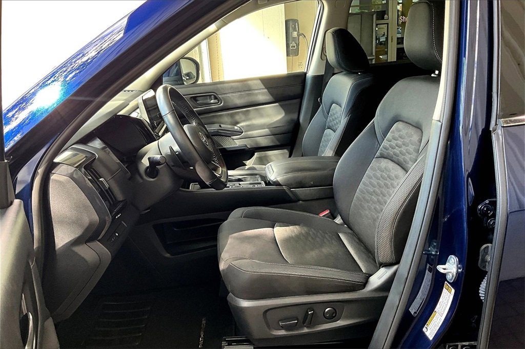 Used 2024 Nissan Pathfinder SV image 3