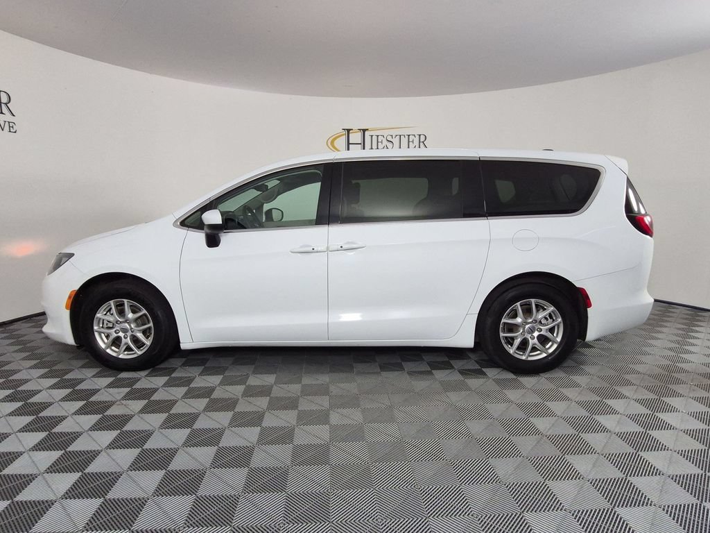 Used 2023 Chrysler Voyager LX FWD image 7