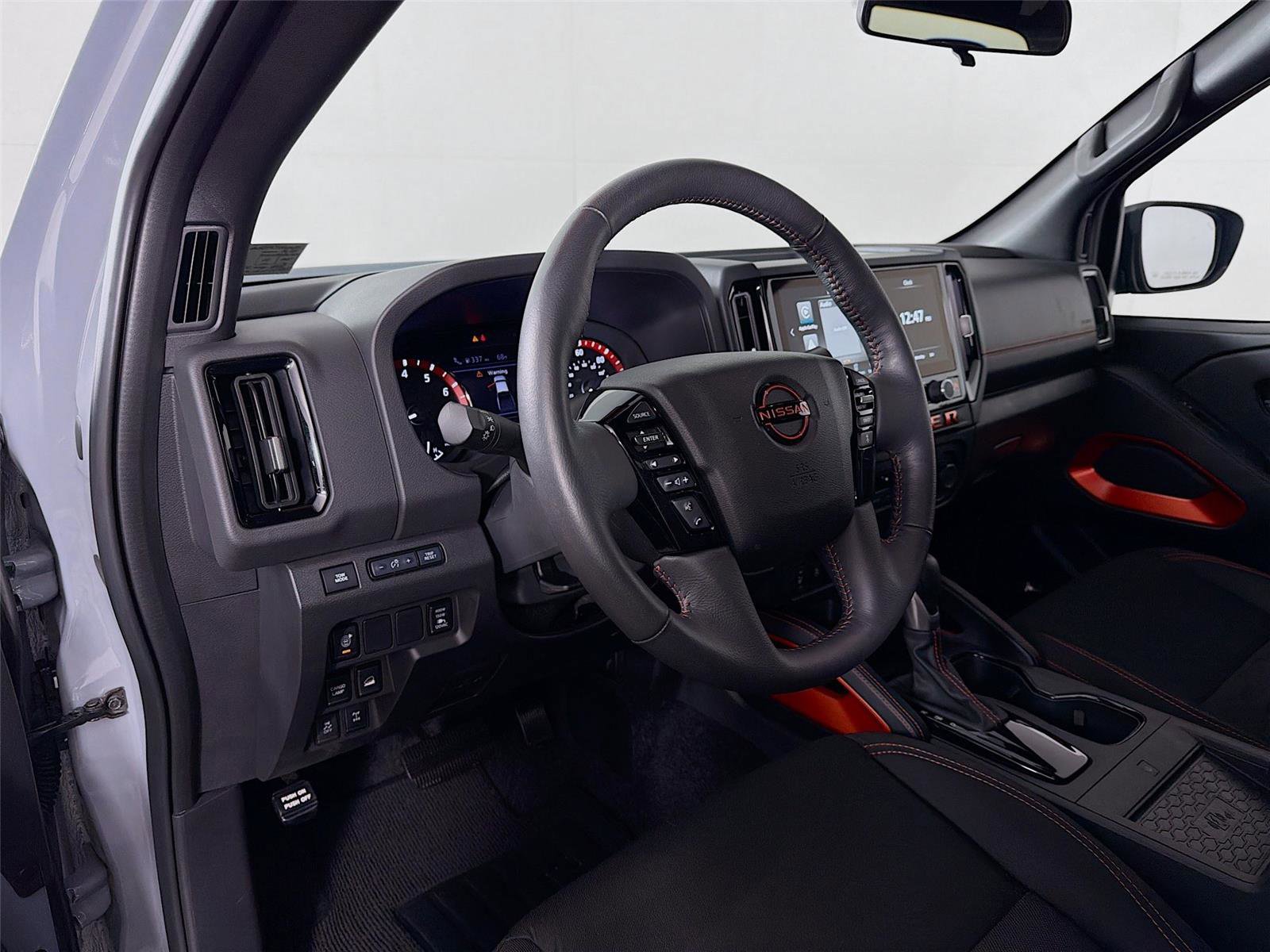 Used 2025 Nissan Frontier PRO-4X w/ Pro Convenience Package image 9