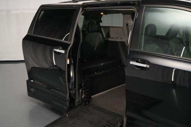 Used 2020 Toyota Sienna SE FWD image 14