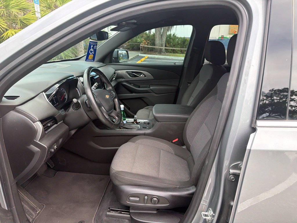 Used 2023 Chevrolet Traverse LT FWD image 2