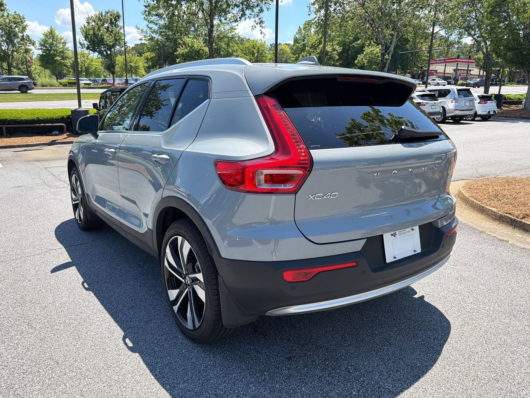 Used 2024 Volvo XC40 B5 Plus w/ Protection Package Premier AWD/4WD image 3