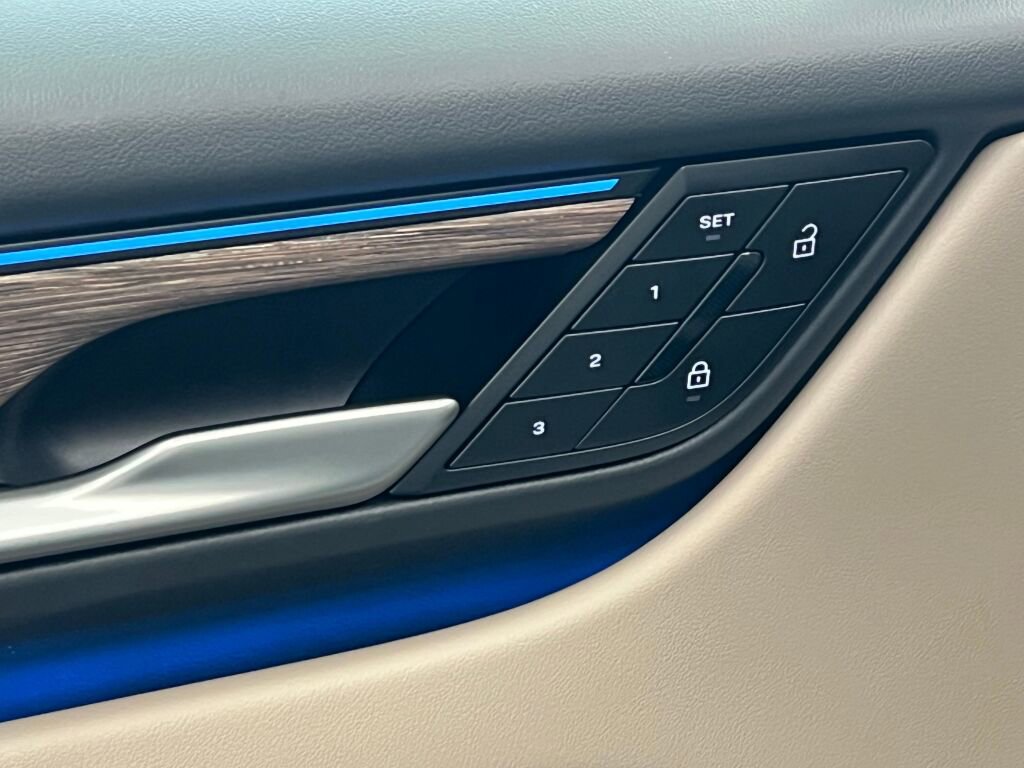 Certified 2025 Porsche Macan Electric image 36