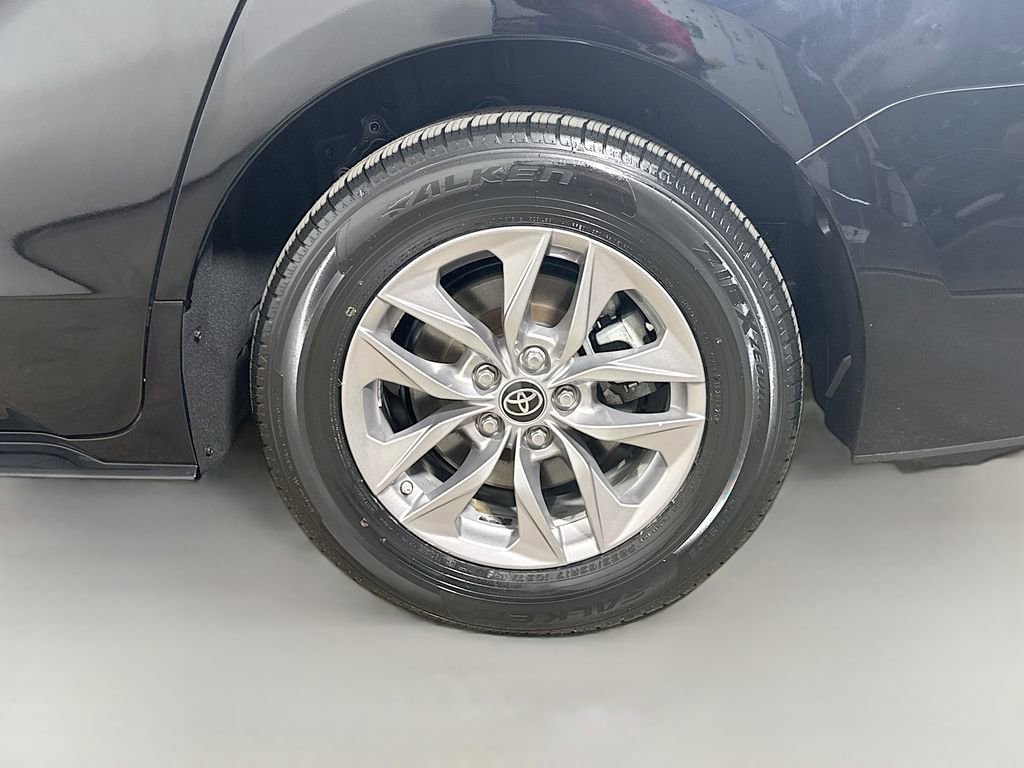 Certified 2022 Toyota Sienna LE FWD image 9