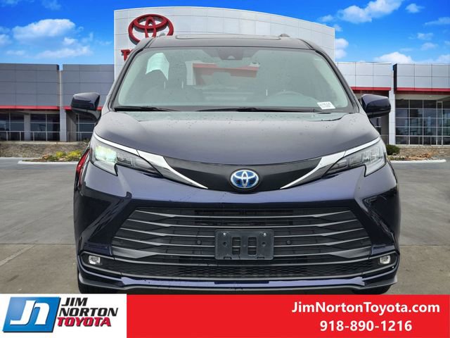 Used 2025 Toyota Sienna XLE image 2