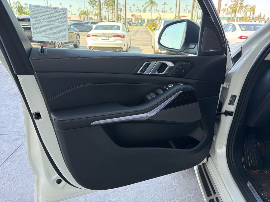 Used 2024 BMW X7 xDrive40i w/ Premium Package image 9