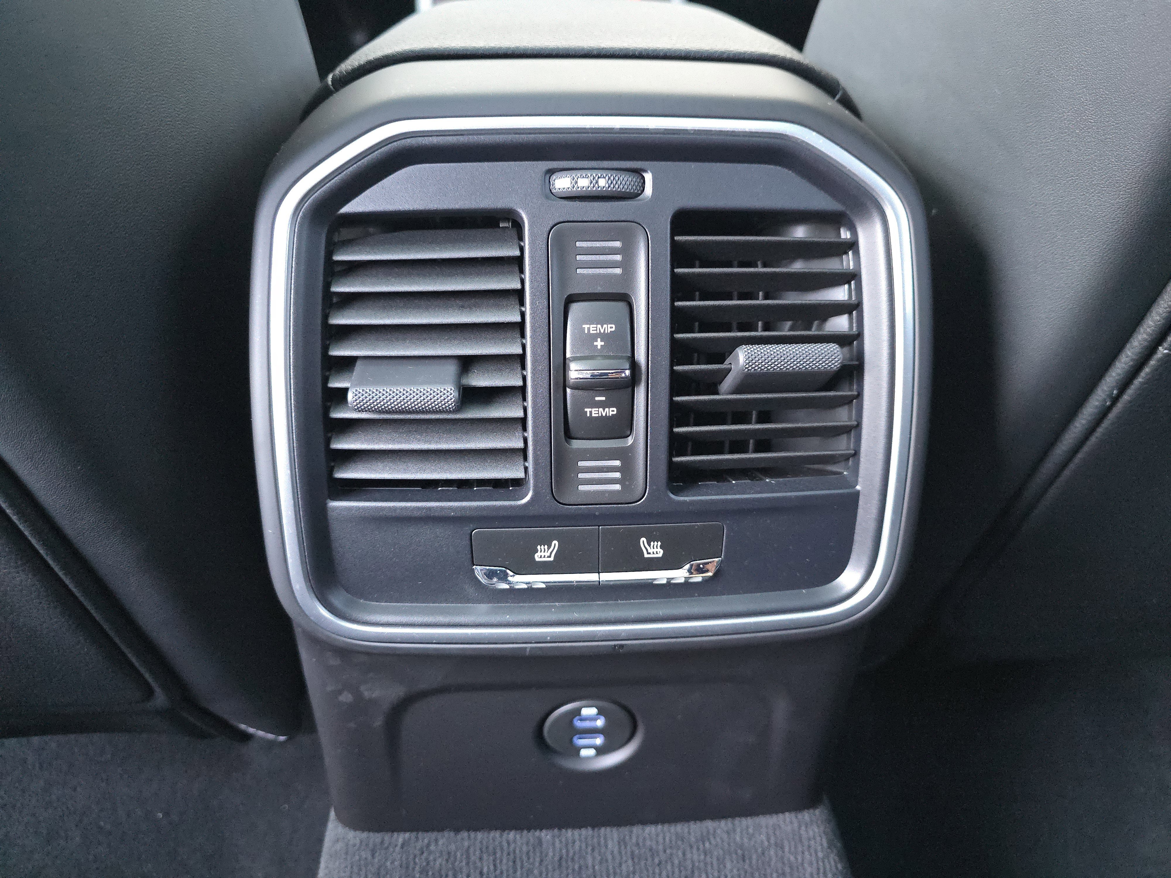 Certified 2025 Porsche Macan image 16