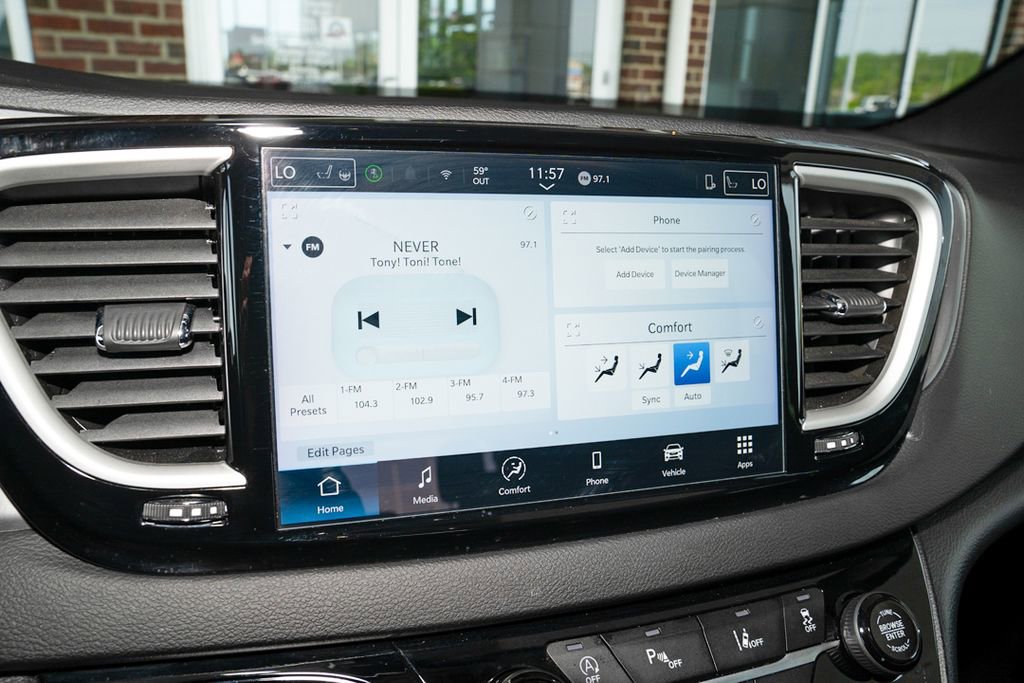 Used 2025 Chrysler Pacifica Select image 13