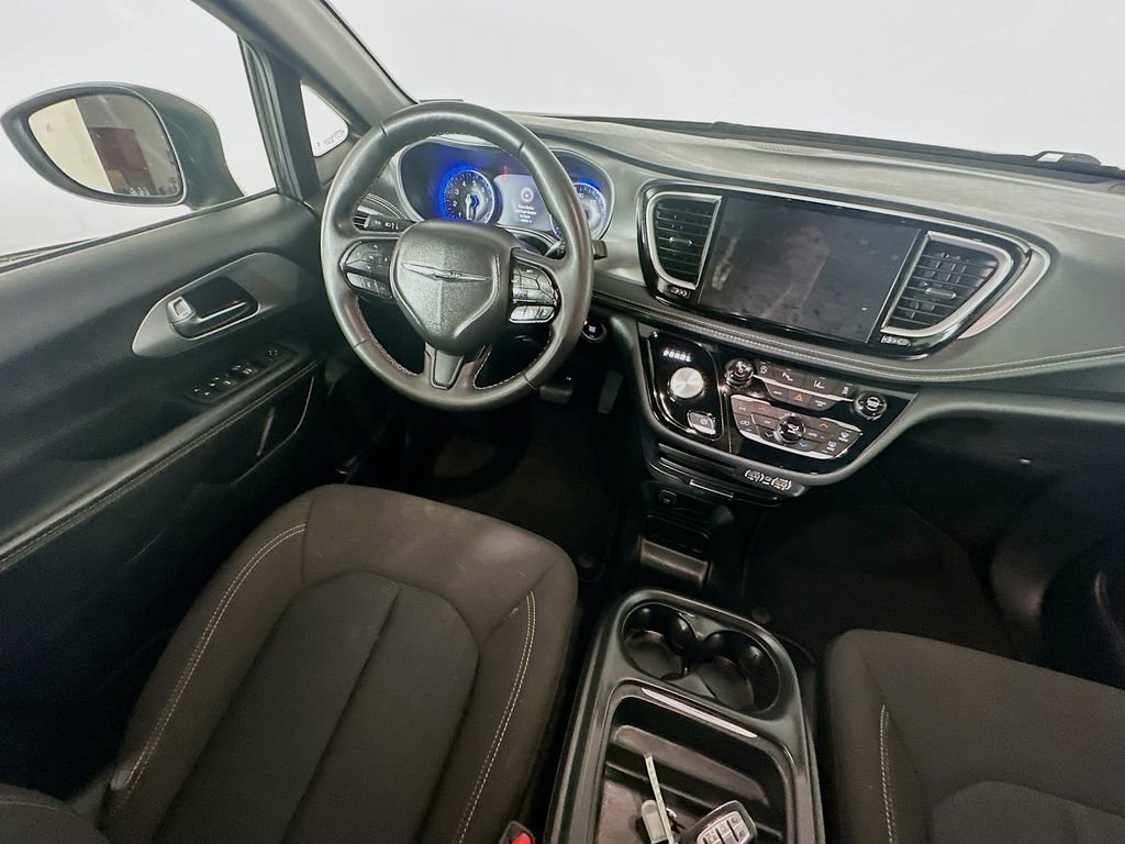 Used 2023 Chrysler Pacifica Touring image 9