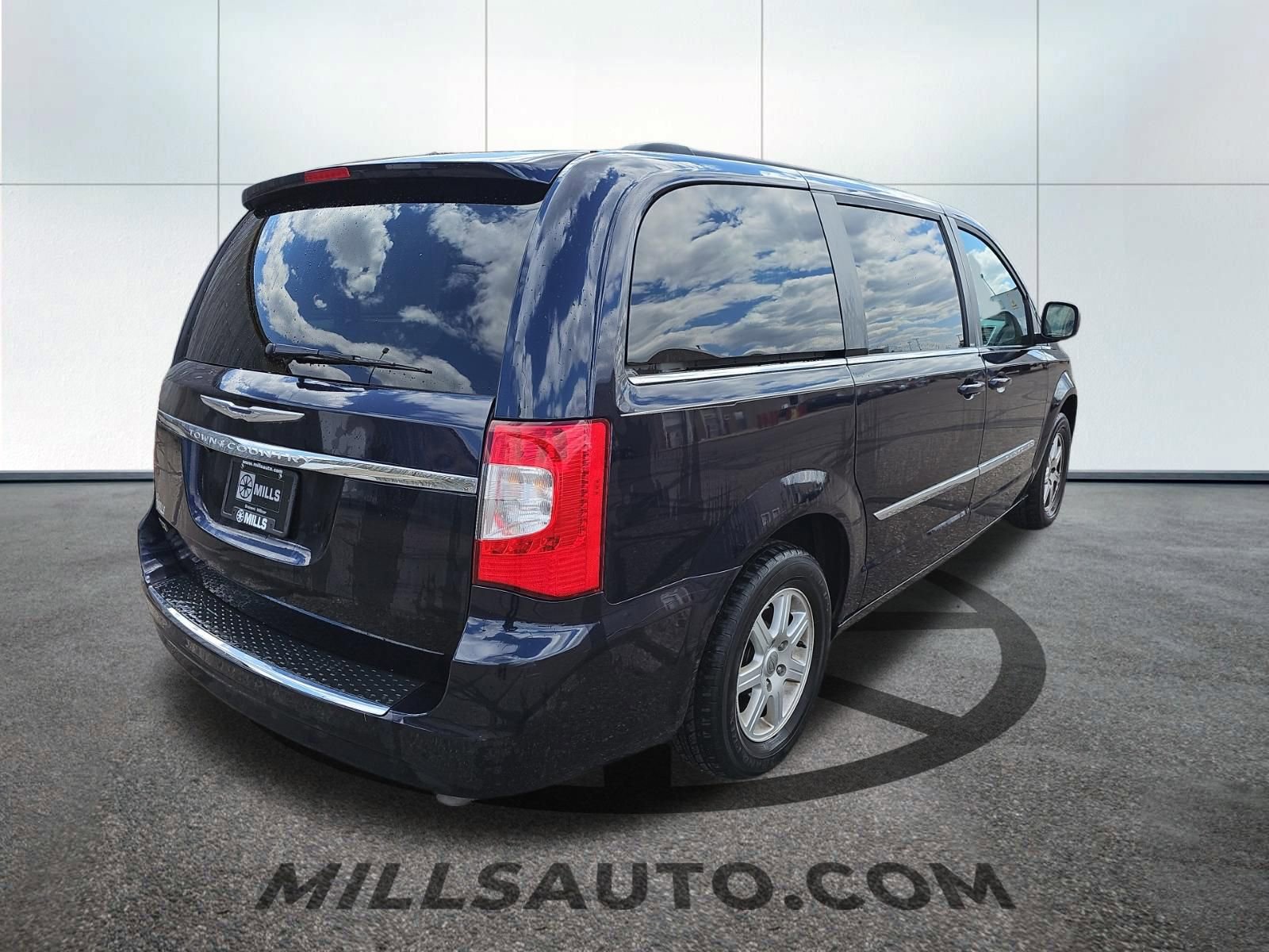 Used 2011 Chrysler Town & Country Touring FWD image 6