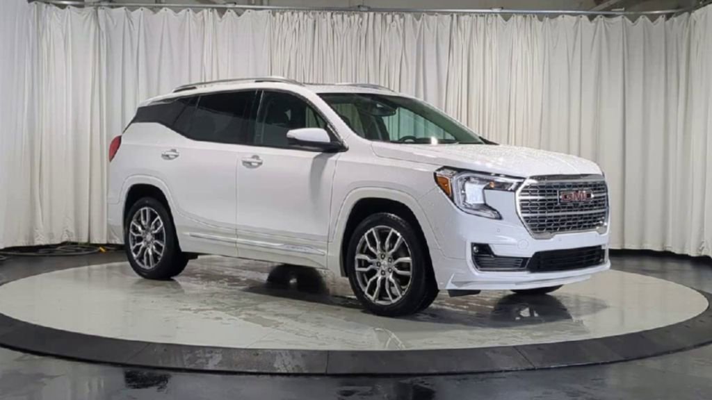 Used 2023 GMC Terrain Denali w/ Denali Premium Package image 2