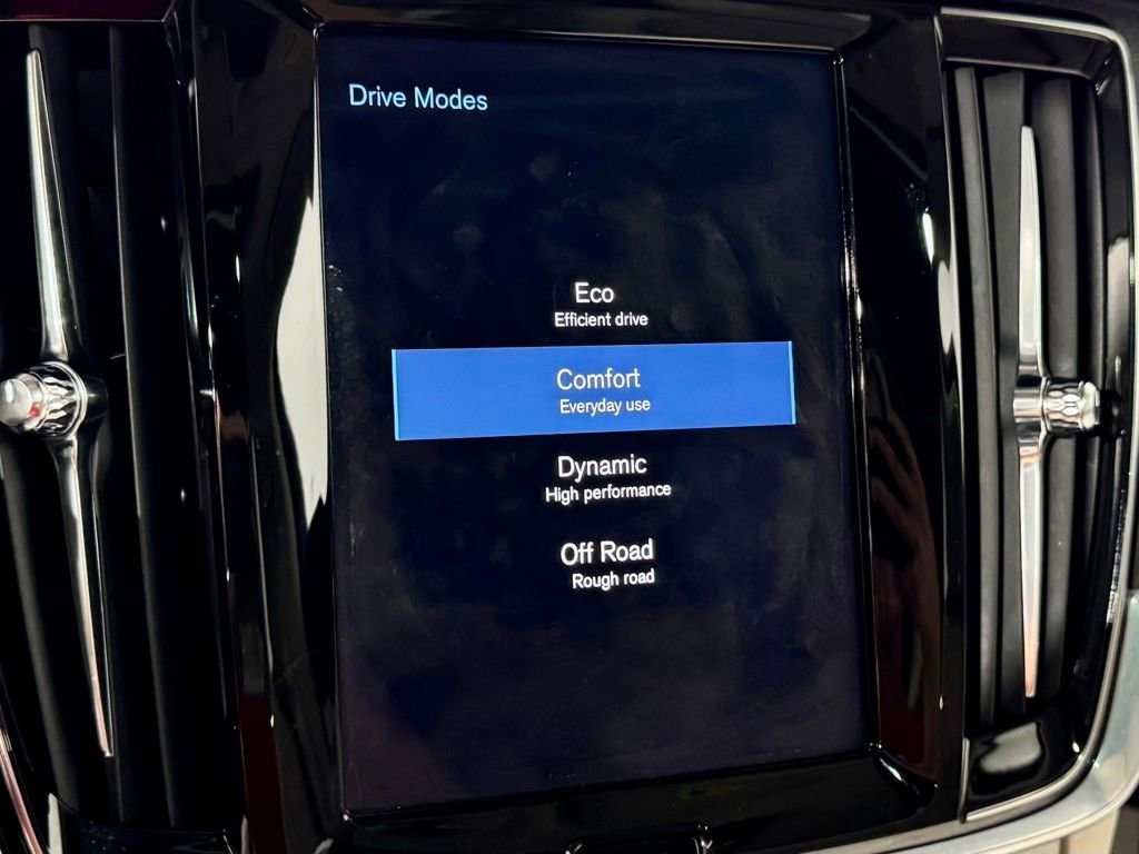 Used 2020 Volvo V90 T6 Cross Country image 23