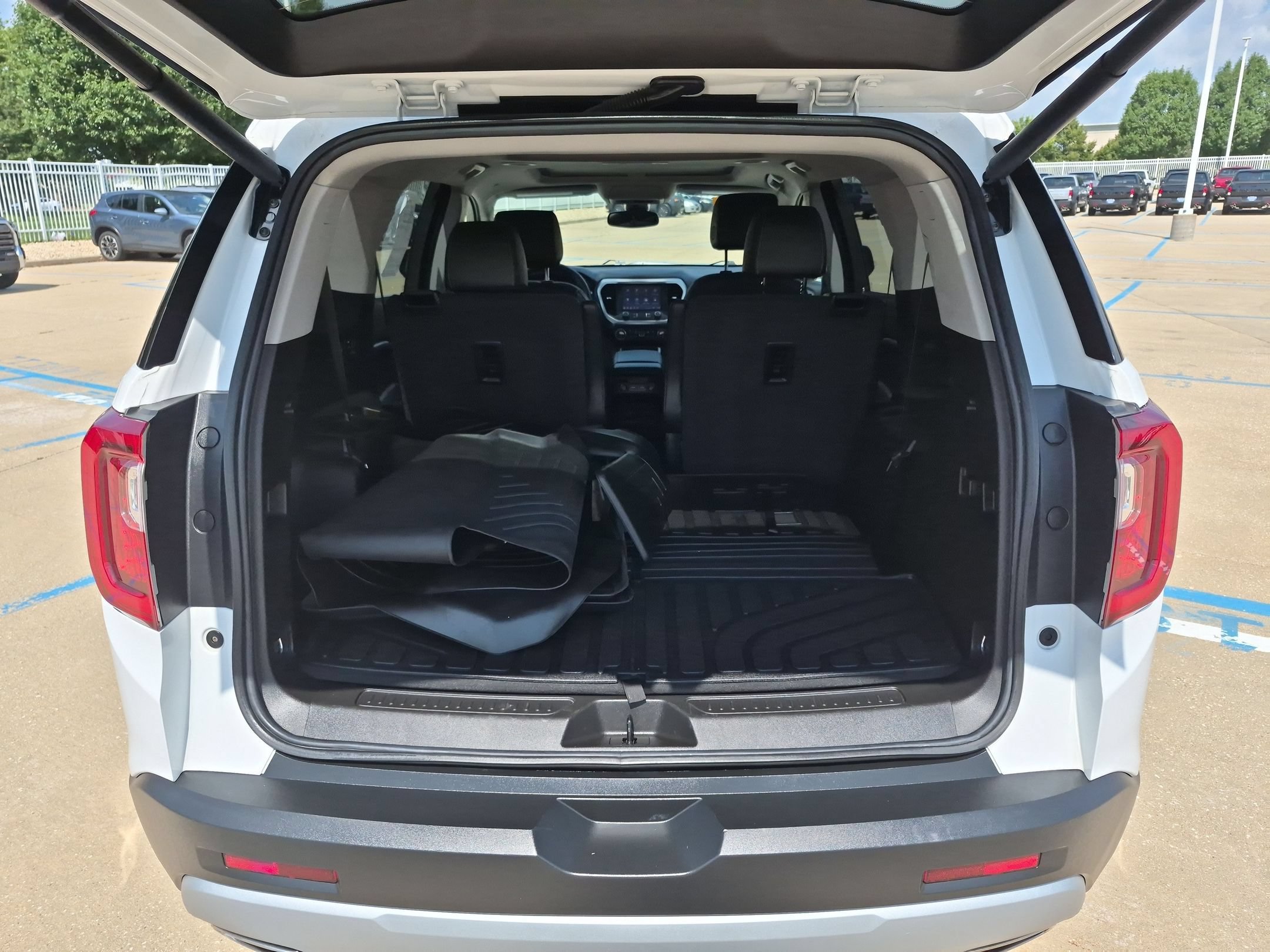 Used 2023 GMC Acadia SLT w/ Preferred Package AWD/4WD image 29