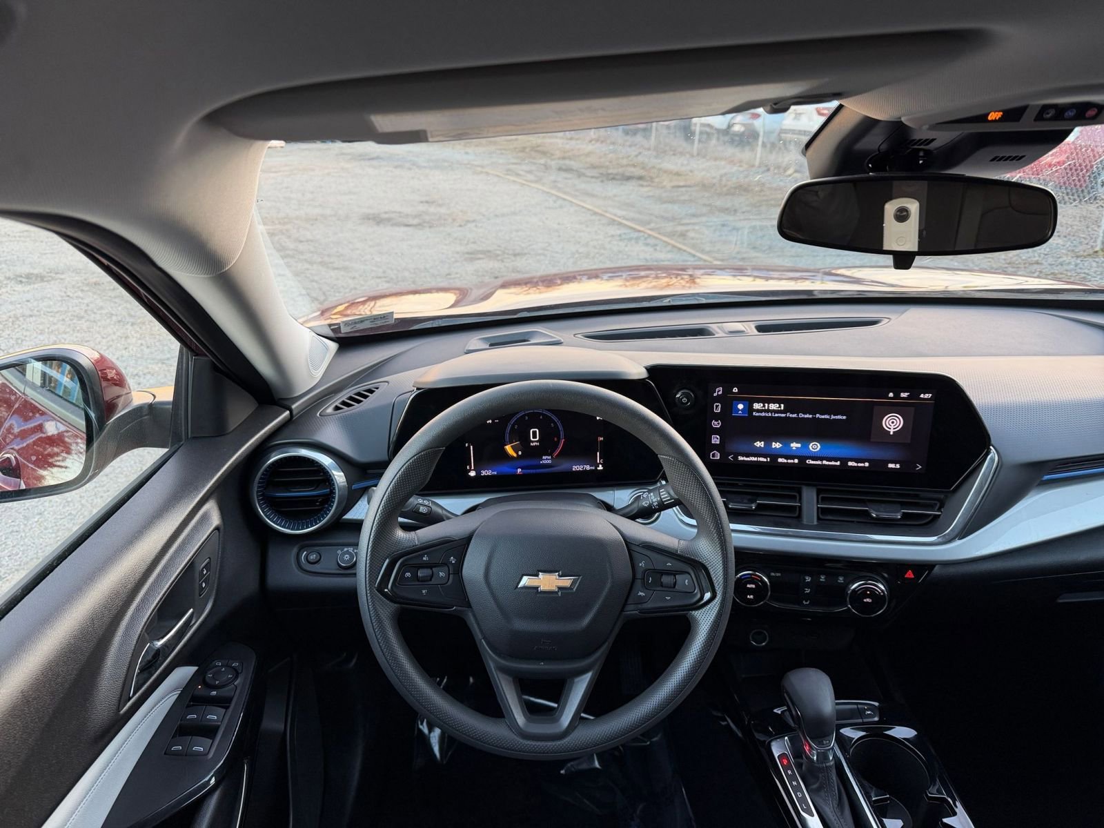 Used 2025 Chevrolet Trax LT image 32