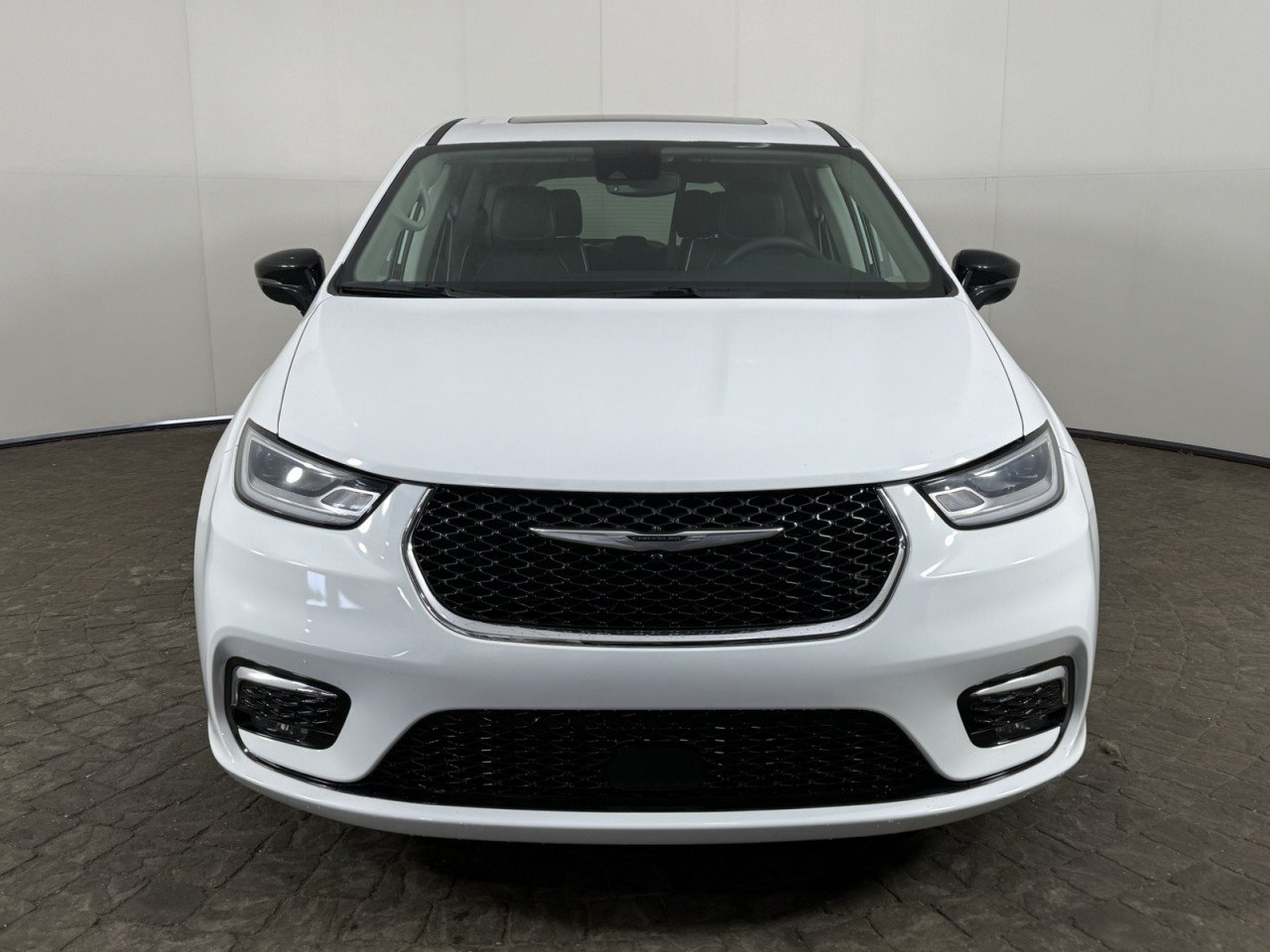 Used 2024 Chrysler Pacifica Limited FWD image 2