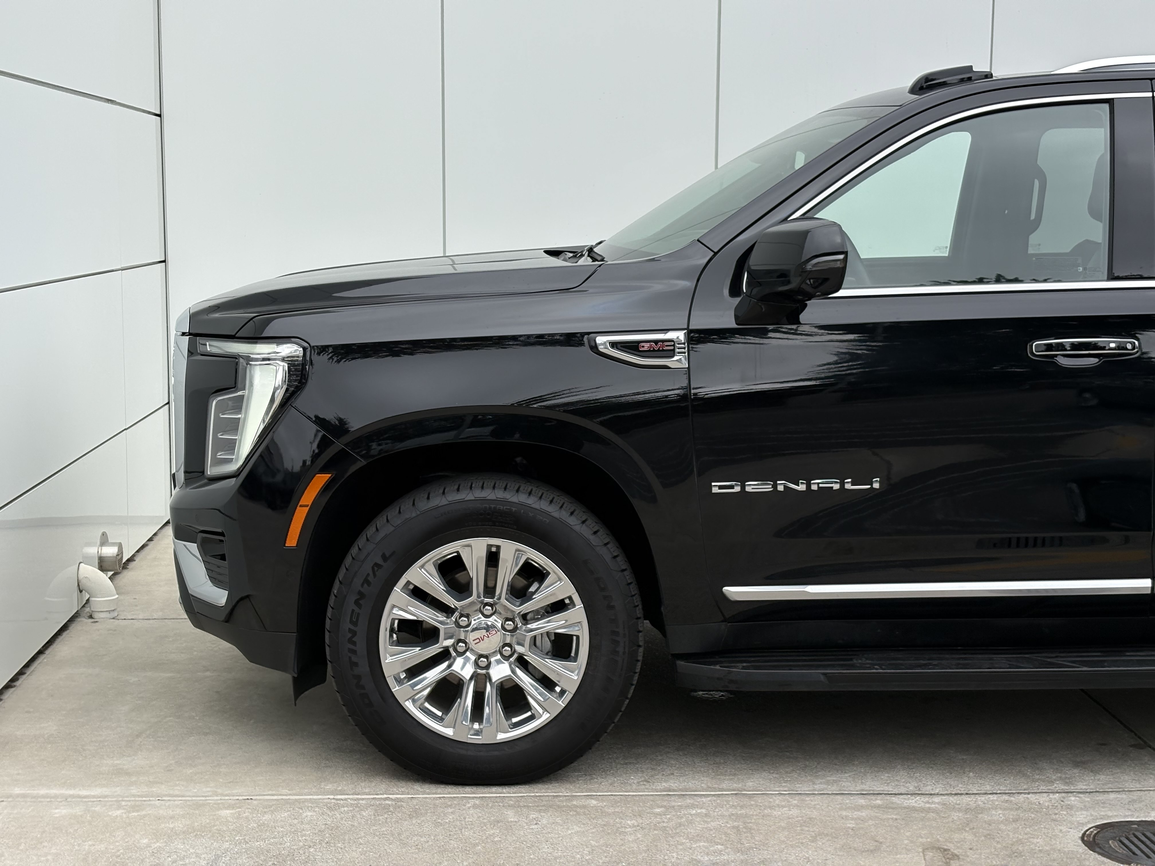 Used 2025 GMC Yukon XL Denali AWD/4WD image 4