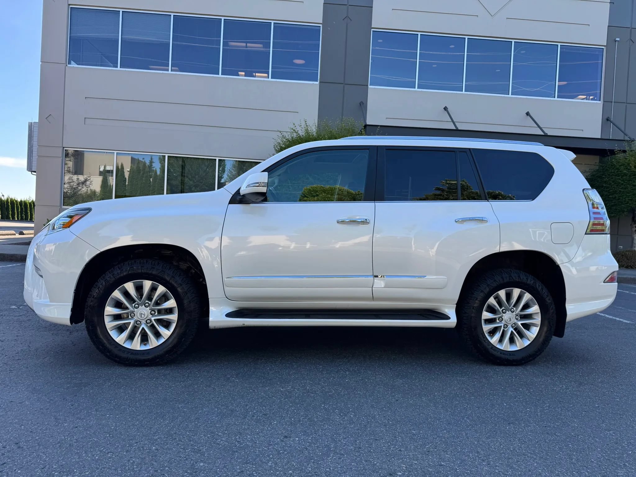 Used 2016 Lexus GX 460 w/ Premium Package AWD/4WD image 6