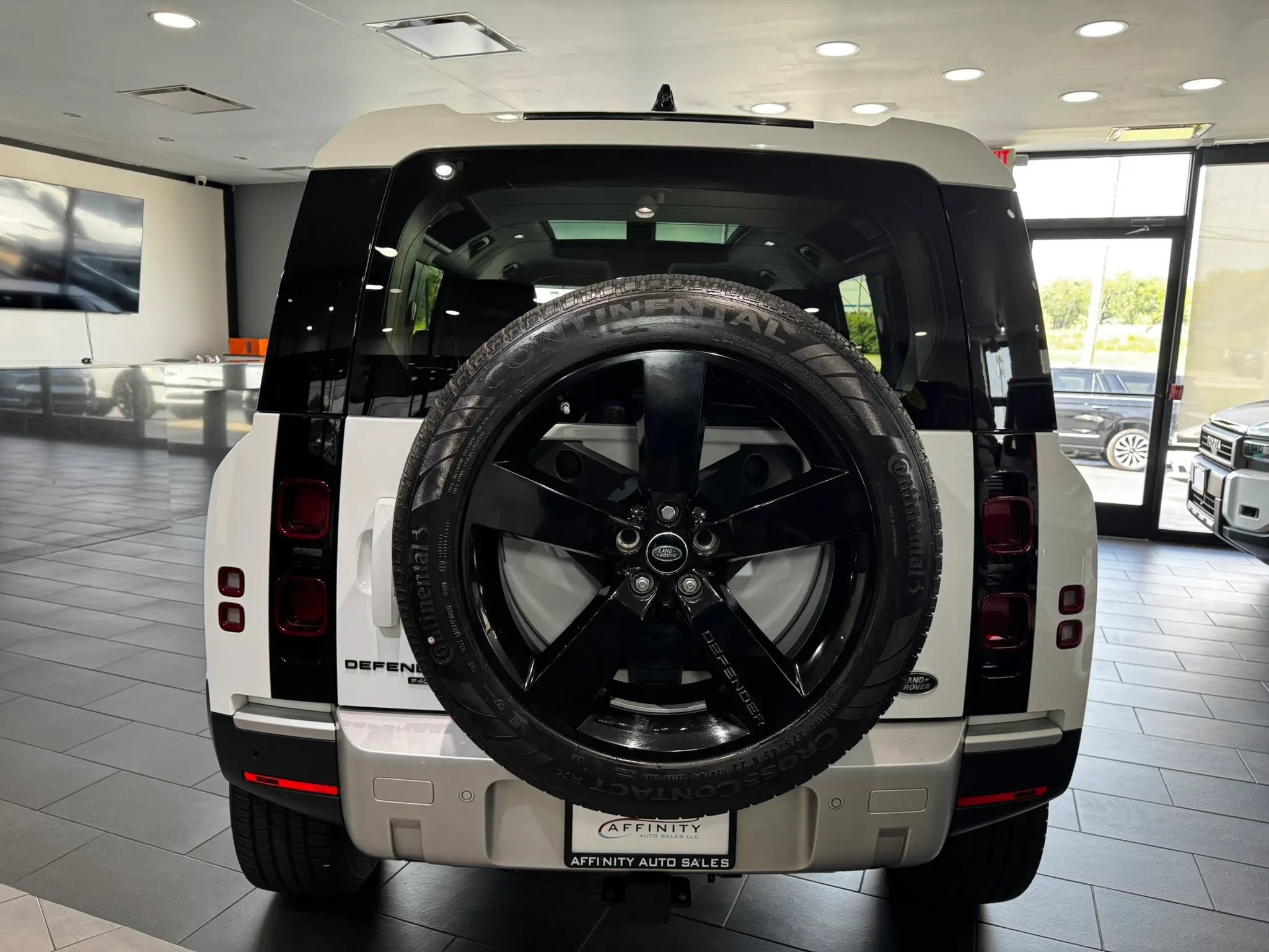 Used 2020 Land Rover Defender 110 HSE AWD/4WD image 4