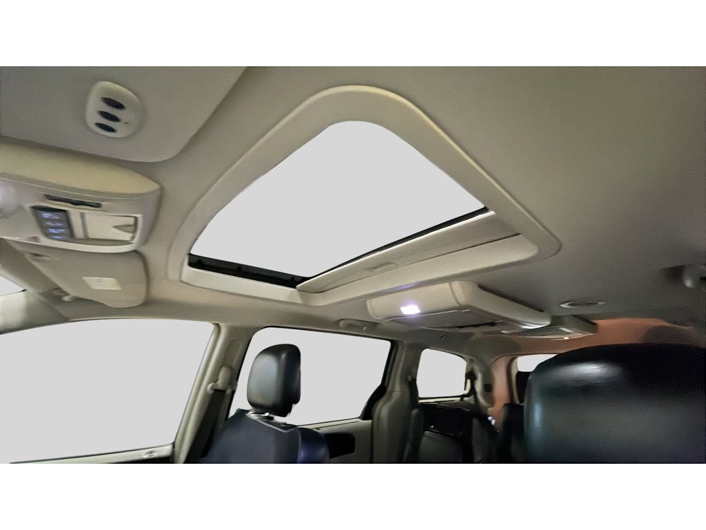 Used 2015 Chrysler Town & Country Limited Platinum FWD image 15