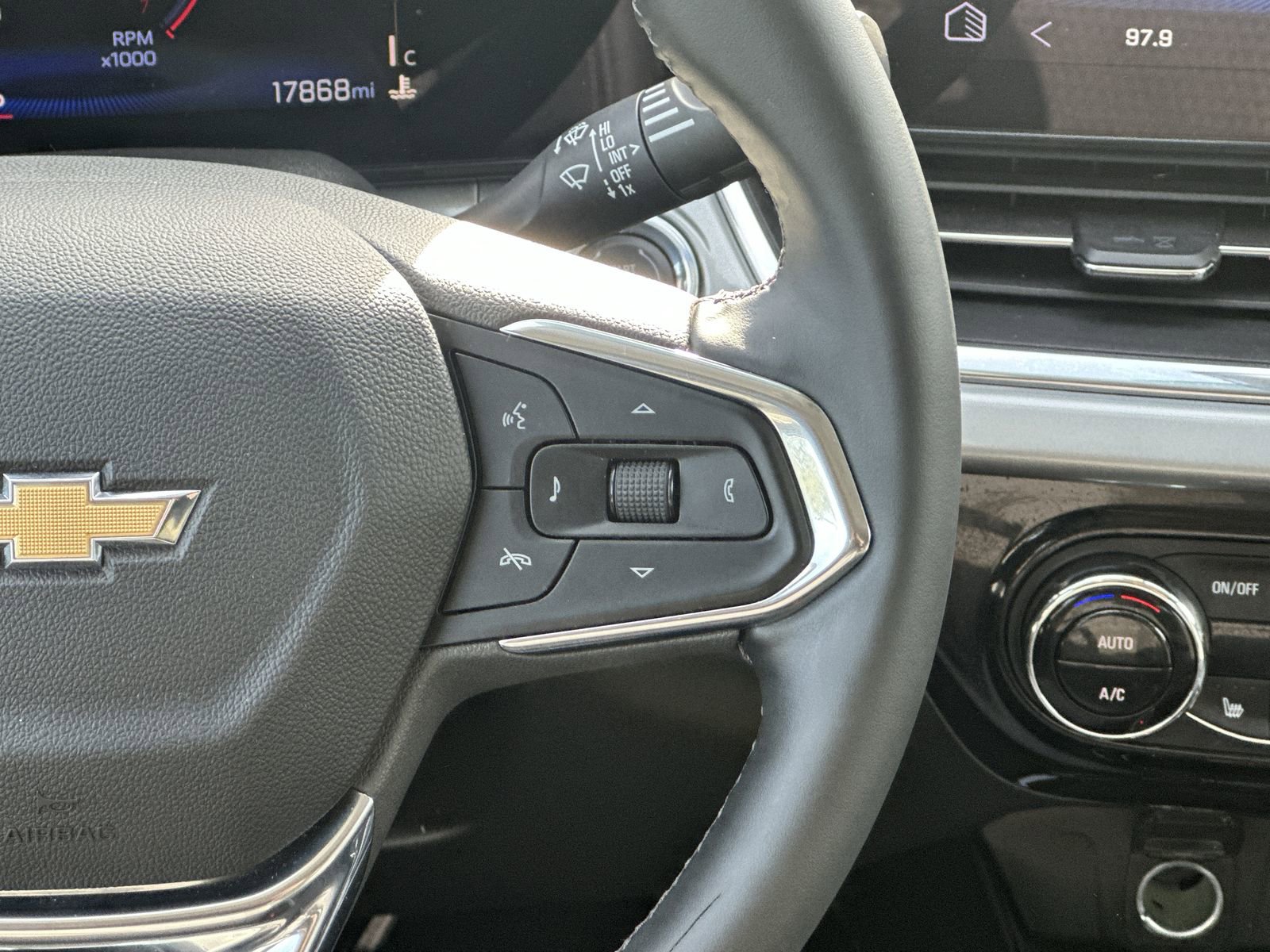 Used 2025 Chevrolet Trax LT w/ LT Convenience Package image 21