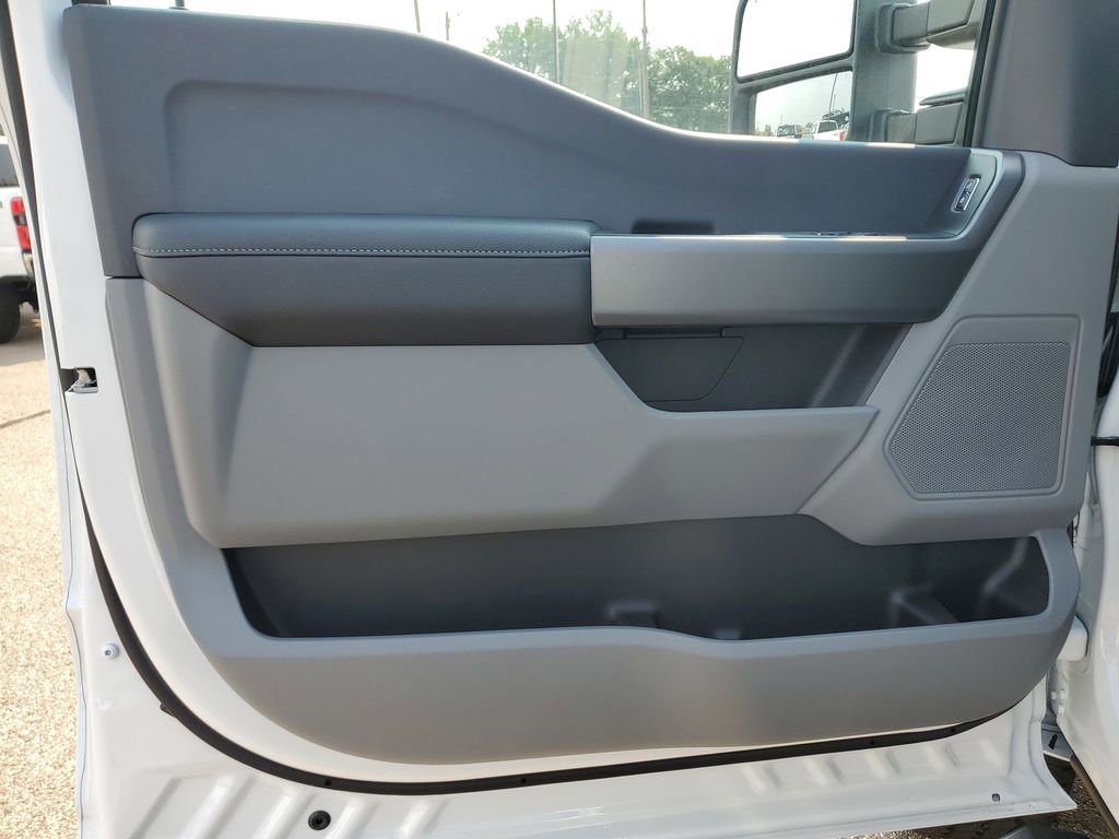 New 2025 Ford F350 4x4 Regular Cab Super Duty image 10
