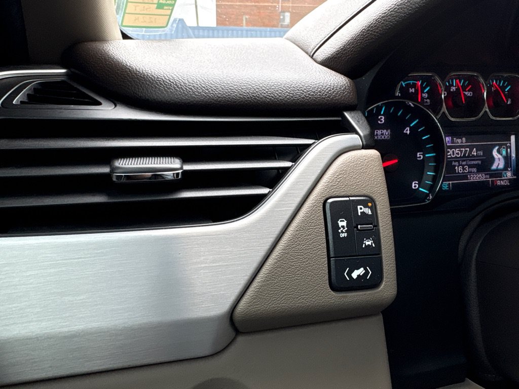 Used 2018 GMC Yukon SLT w/ Premium Edition AWD/4WD image 24