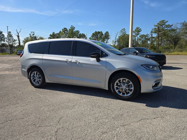 New 2026 Chrysler Pacifica Select image 2