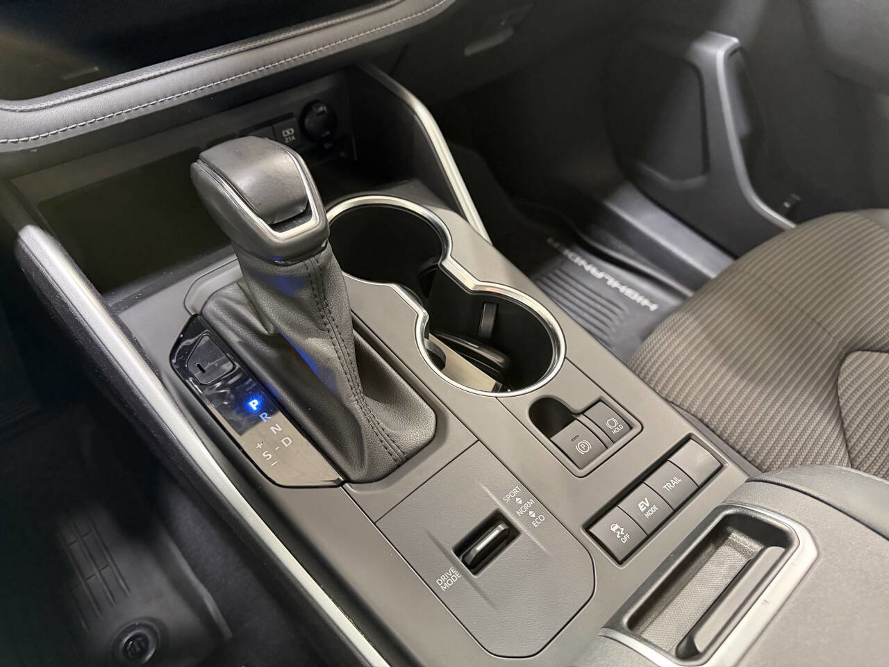 Used 2020 Toyota Highlander LE image 24