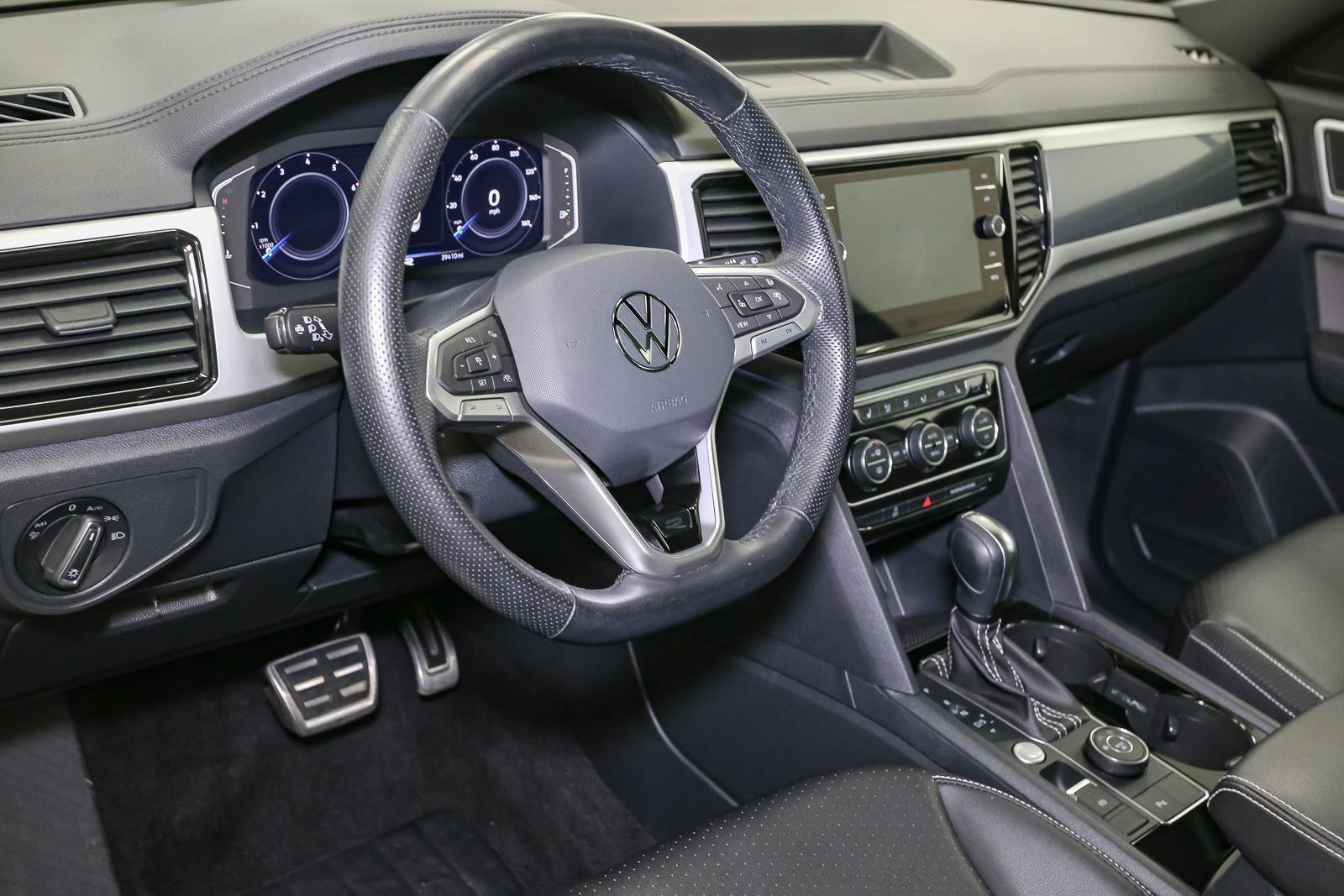 Certified 2023 Volkswagen Atlas Cross Sport SEL R-Line AWD/4WD image 29