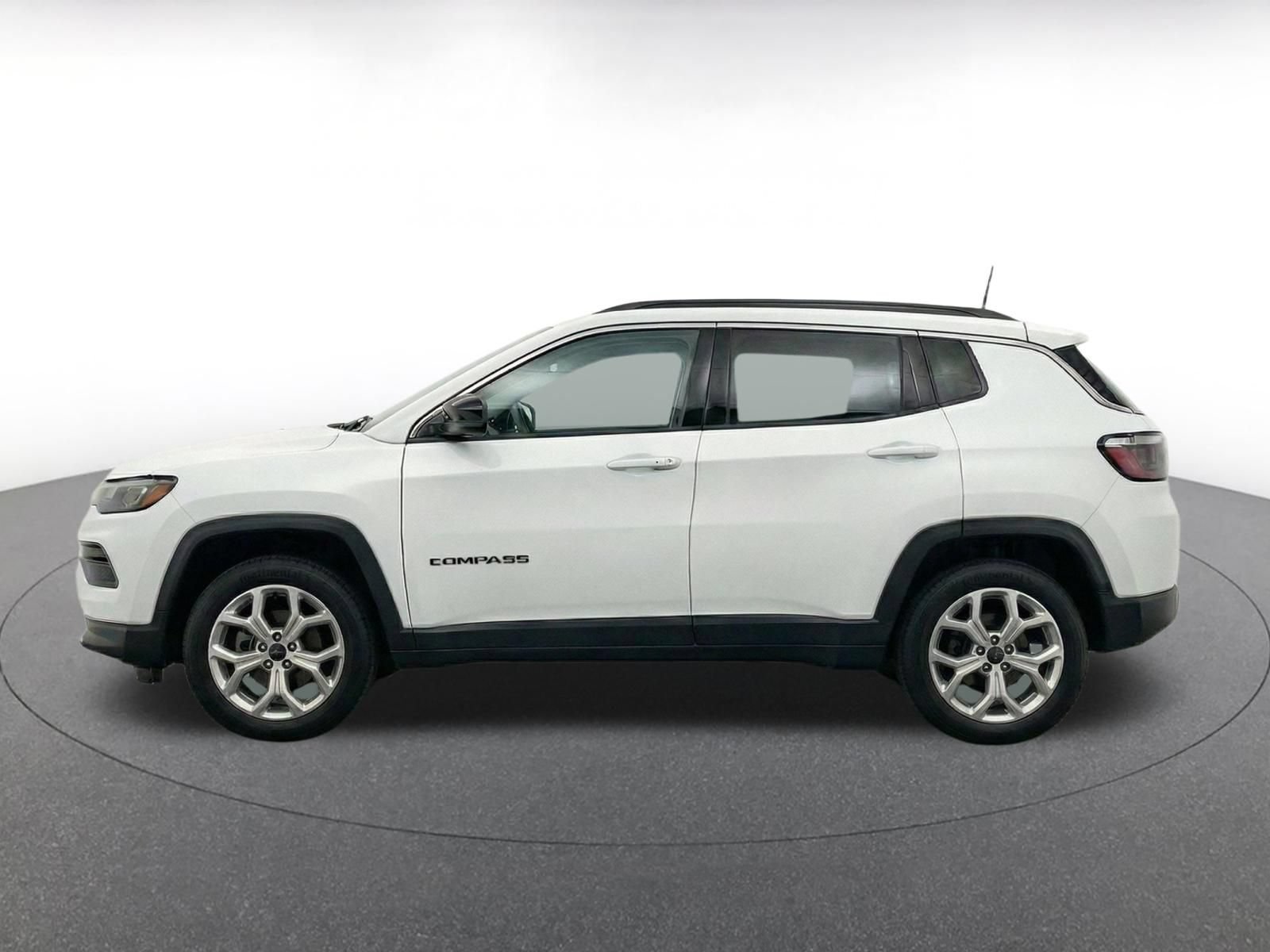 Used 2025 Jeep Compass Latitude AWD/4WD image 4