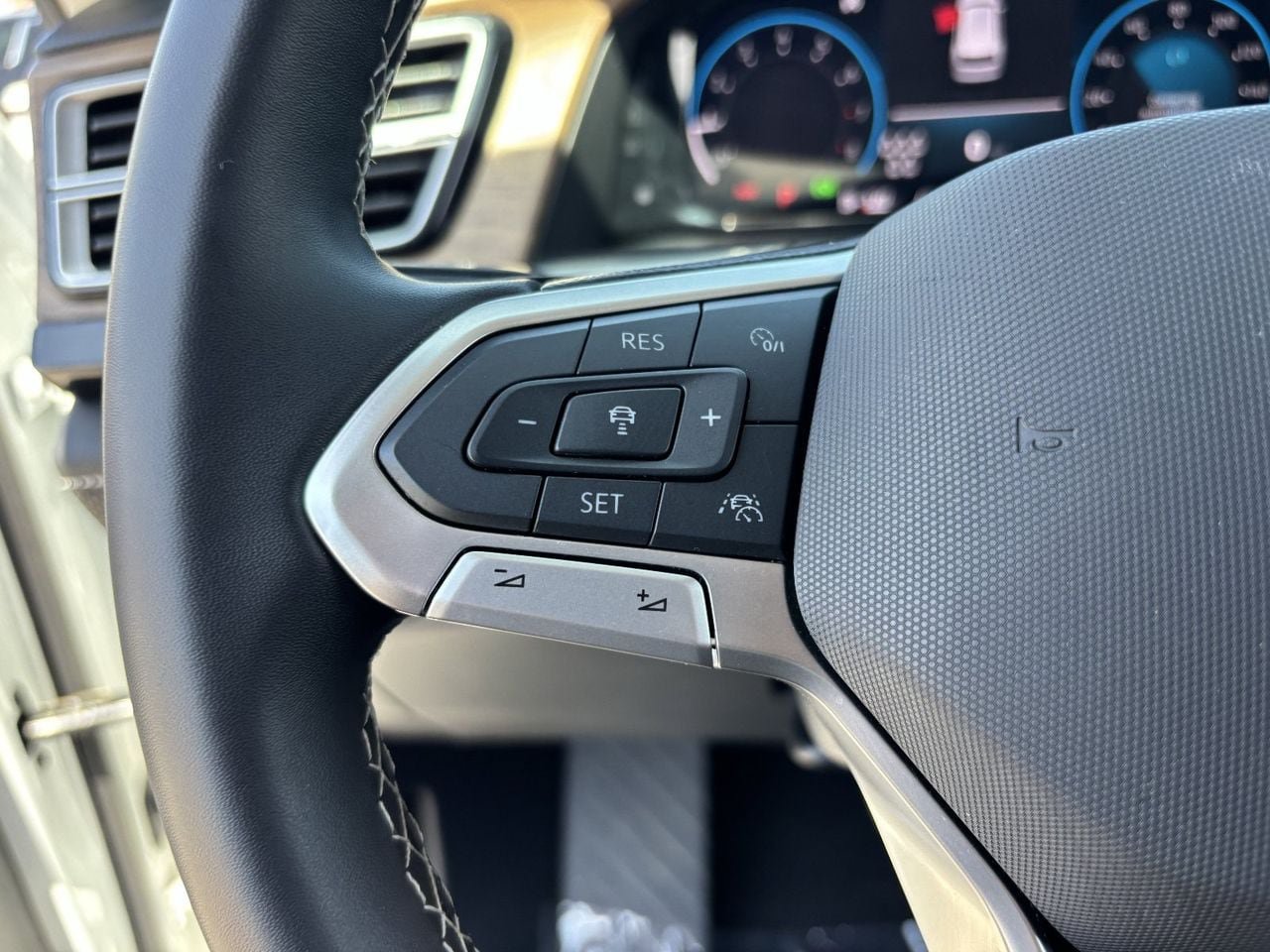 Used 2025 Volkswagen Atlas SE FWD image 25