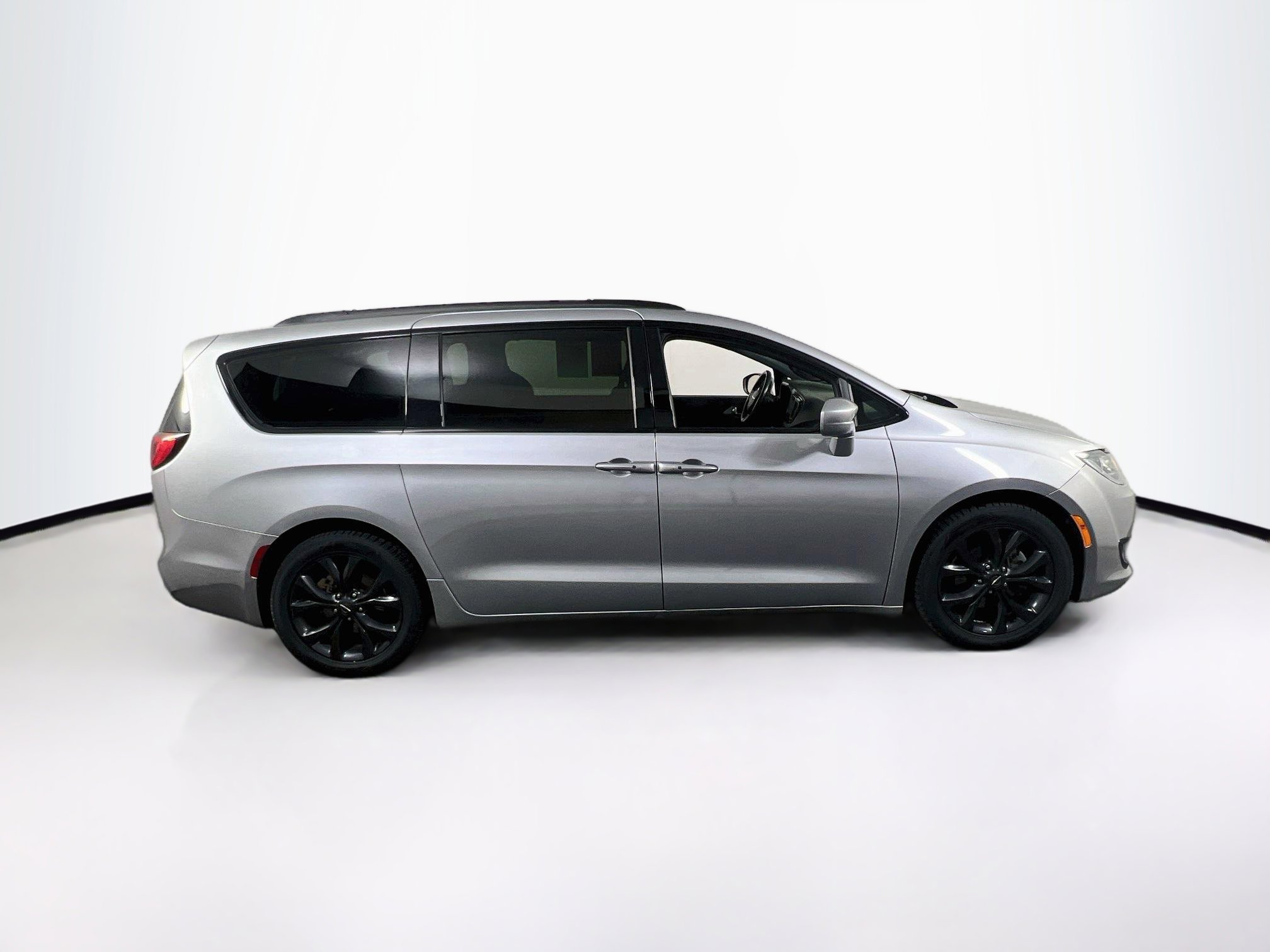 Used 2020 Chrysler Pacifica Touring-L Plus FWD image 4