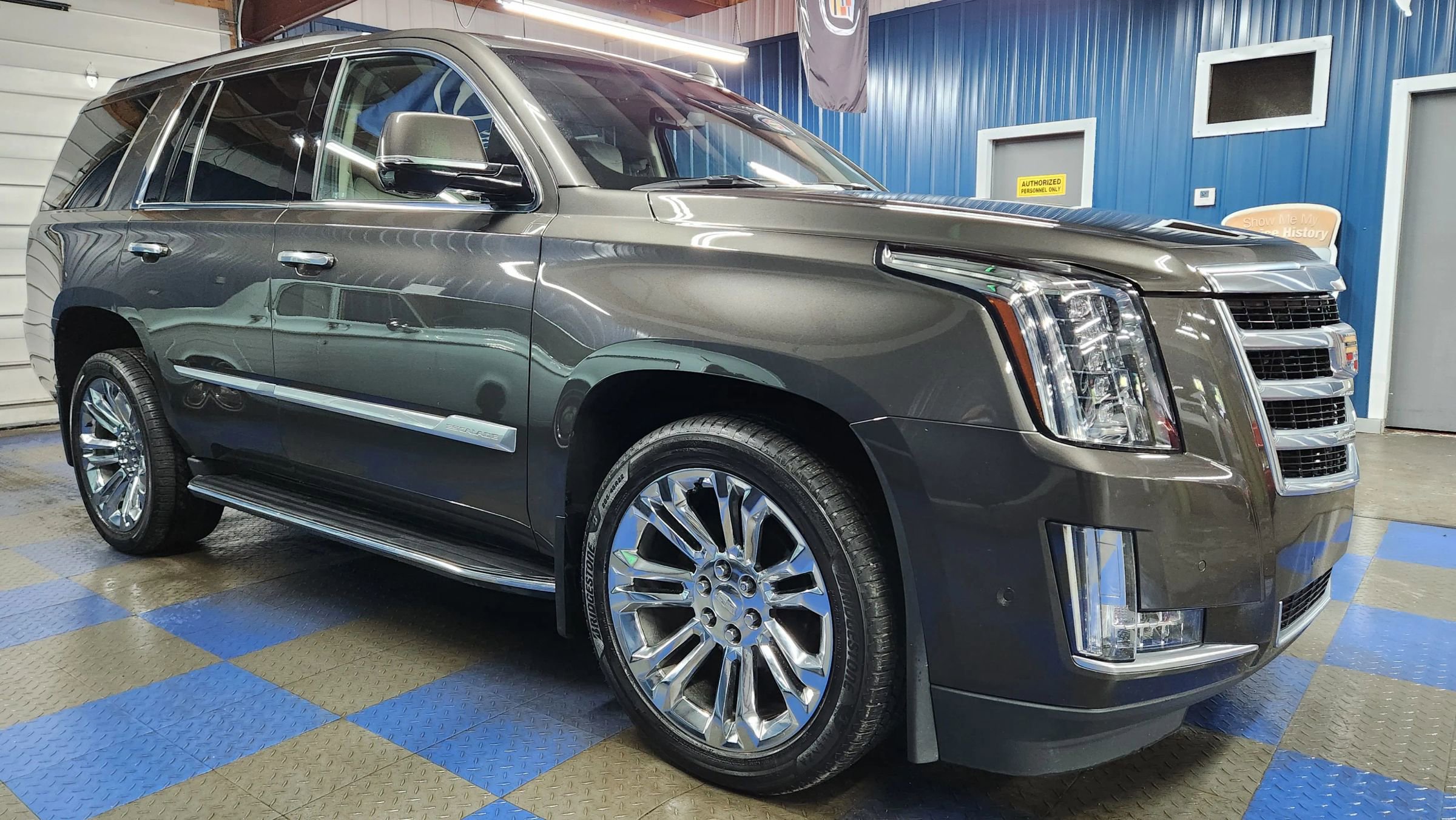 Used 2020 Cadillac Escalade Luxury w/ LPO, Radiant Package image 2