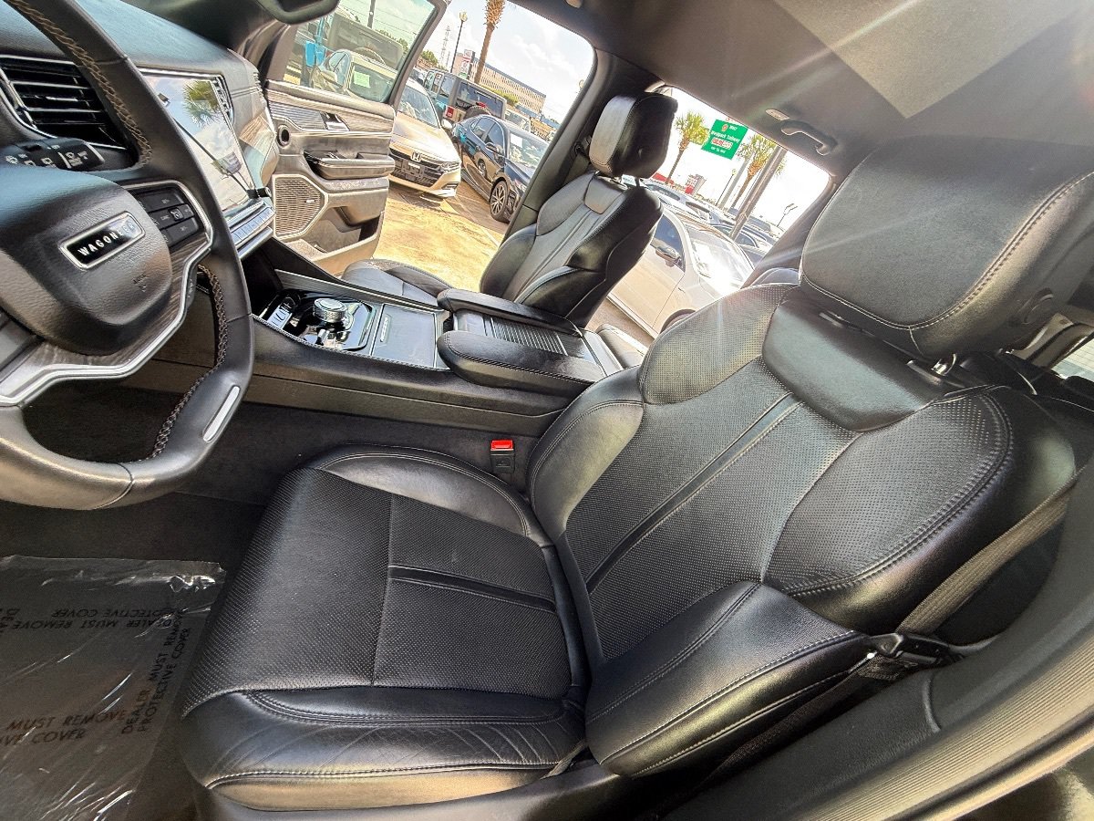 Used 2024 Jeep Wagoneer L Series II w/ Flexible Seating Group AWD/4WD image 28
