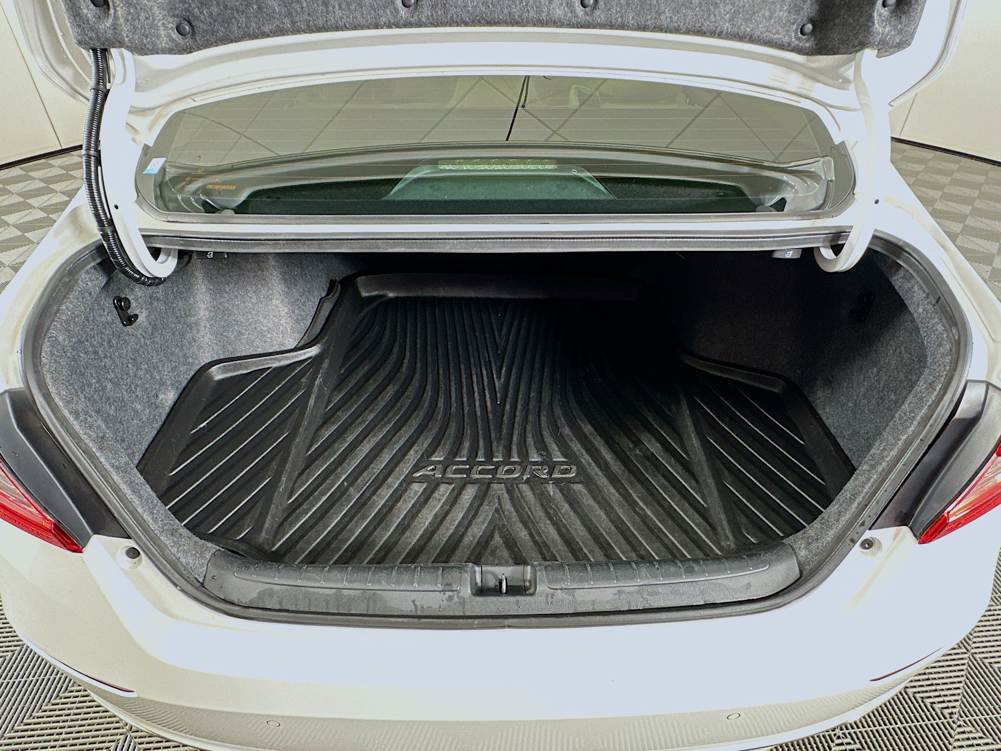 Used 2018 Honda Accord Touring image 29