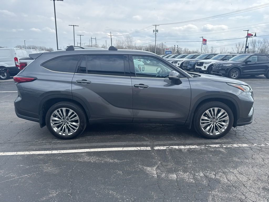 Used 2023 Toyota Highlander Platinum image 2