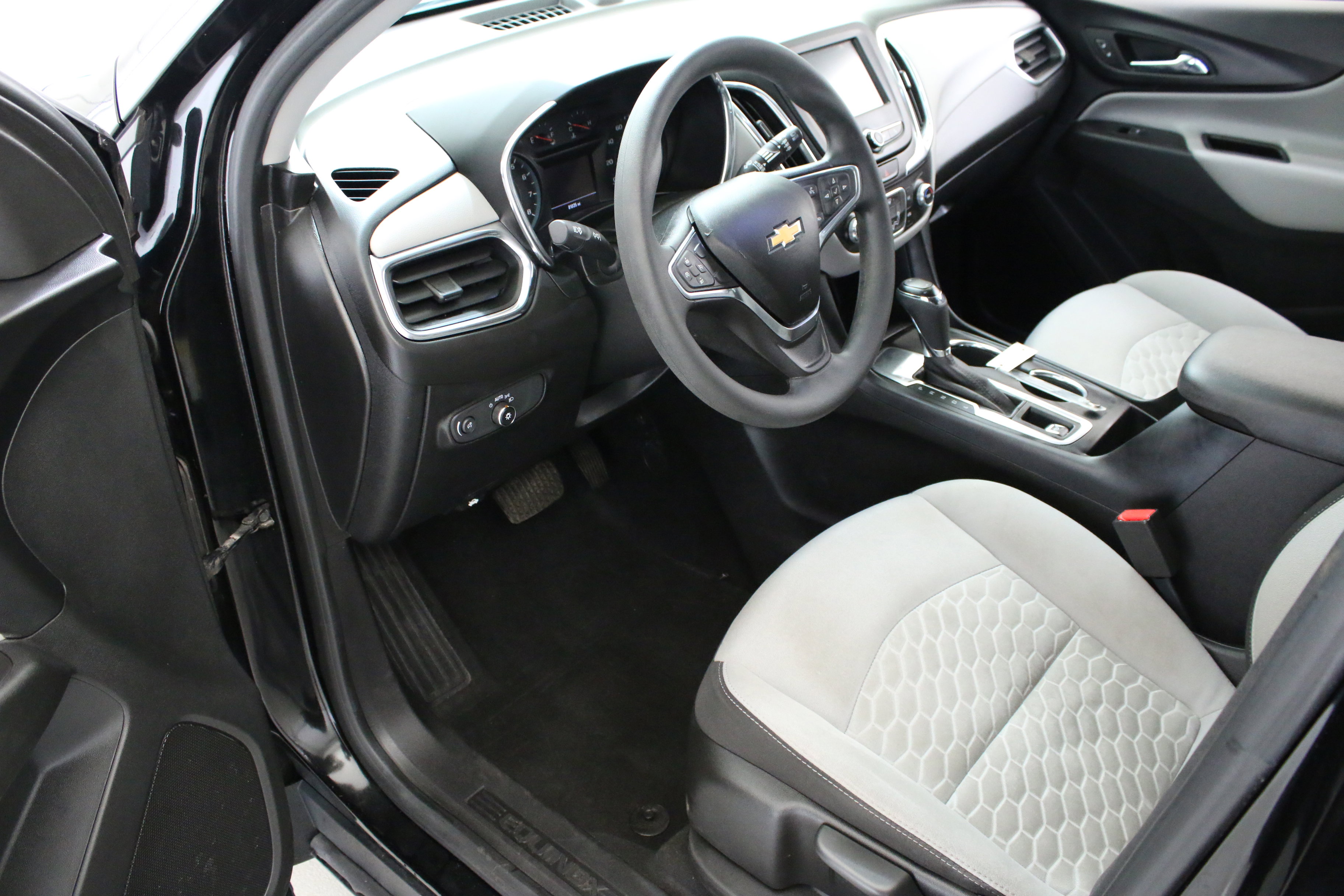 Used 2018 Chevrolet Equinox LS FWD image 24