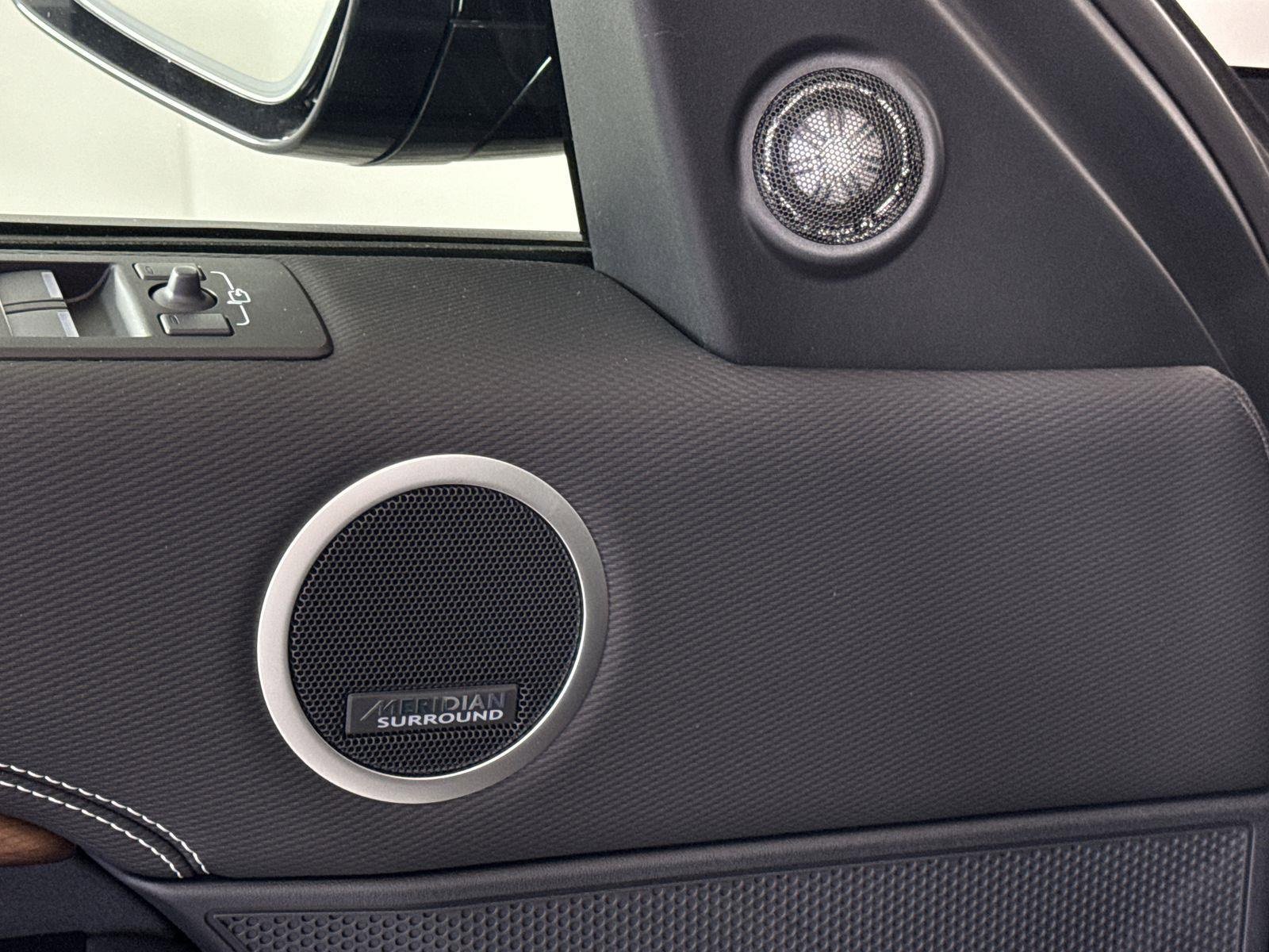 Certified 2025 Land Rover Discovery Dynamic SE image 24