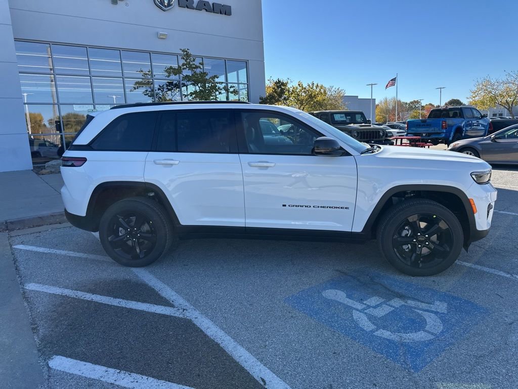 New 2025 Jeep Grand Cherokee Altitude AWD/4WD image 34