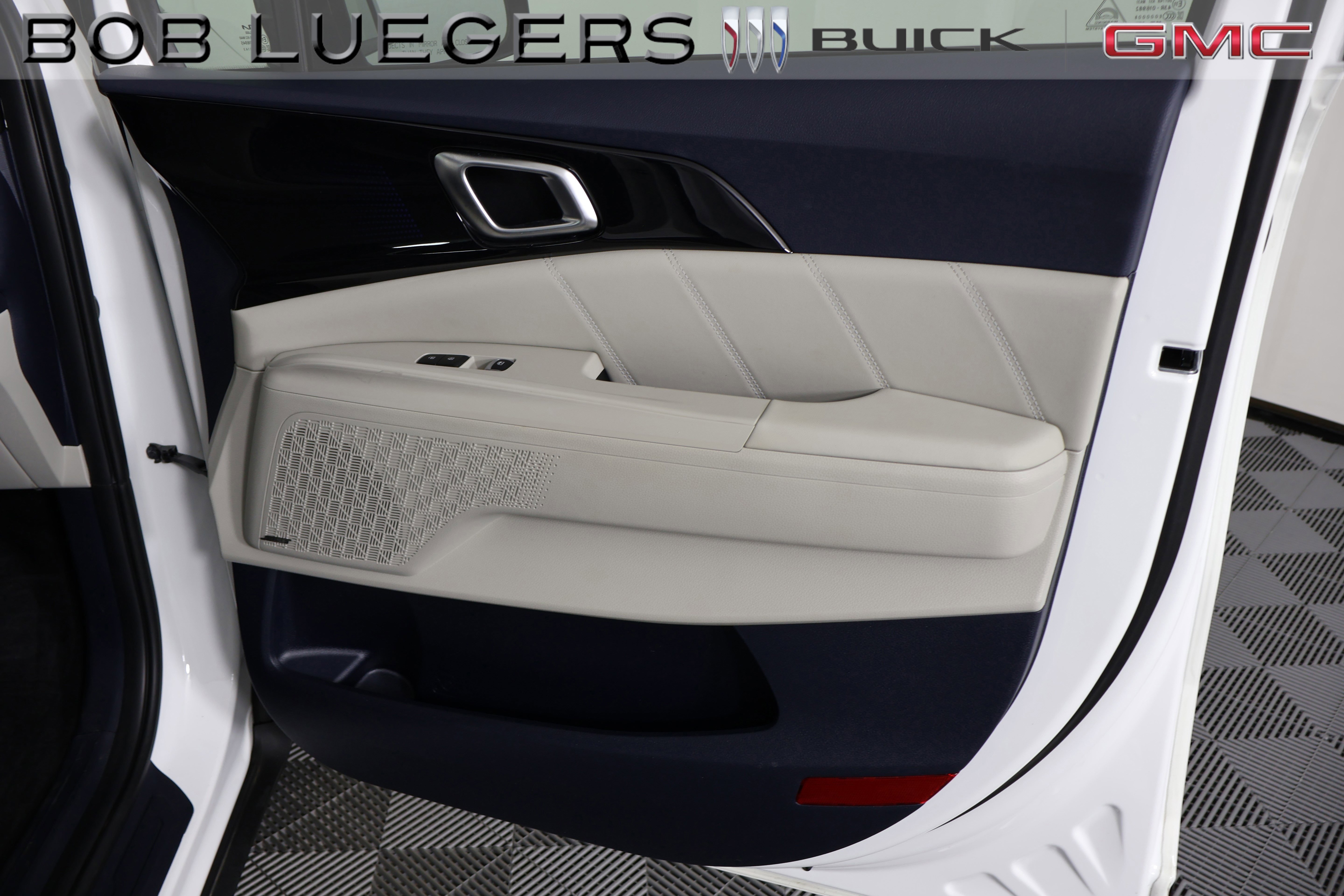 Used 2025 Kia Carnival SX Prestige image 13
