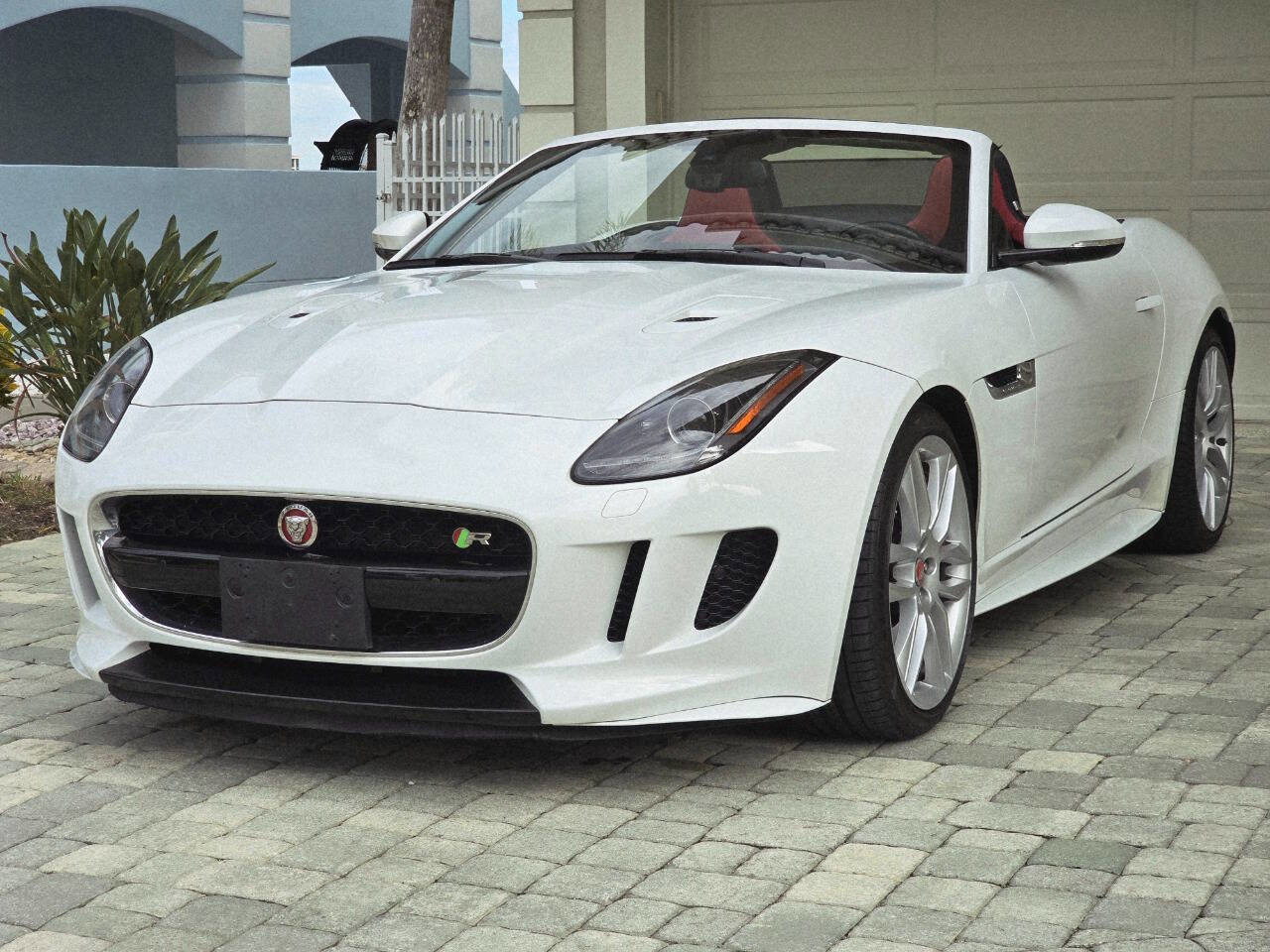 Used 2016 Jaguar F-TYPE R image 32
