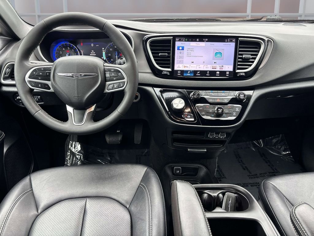 Used 2025 Chrysler Pacifica Select image 12