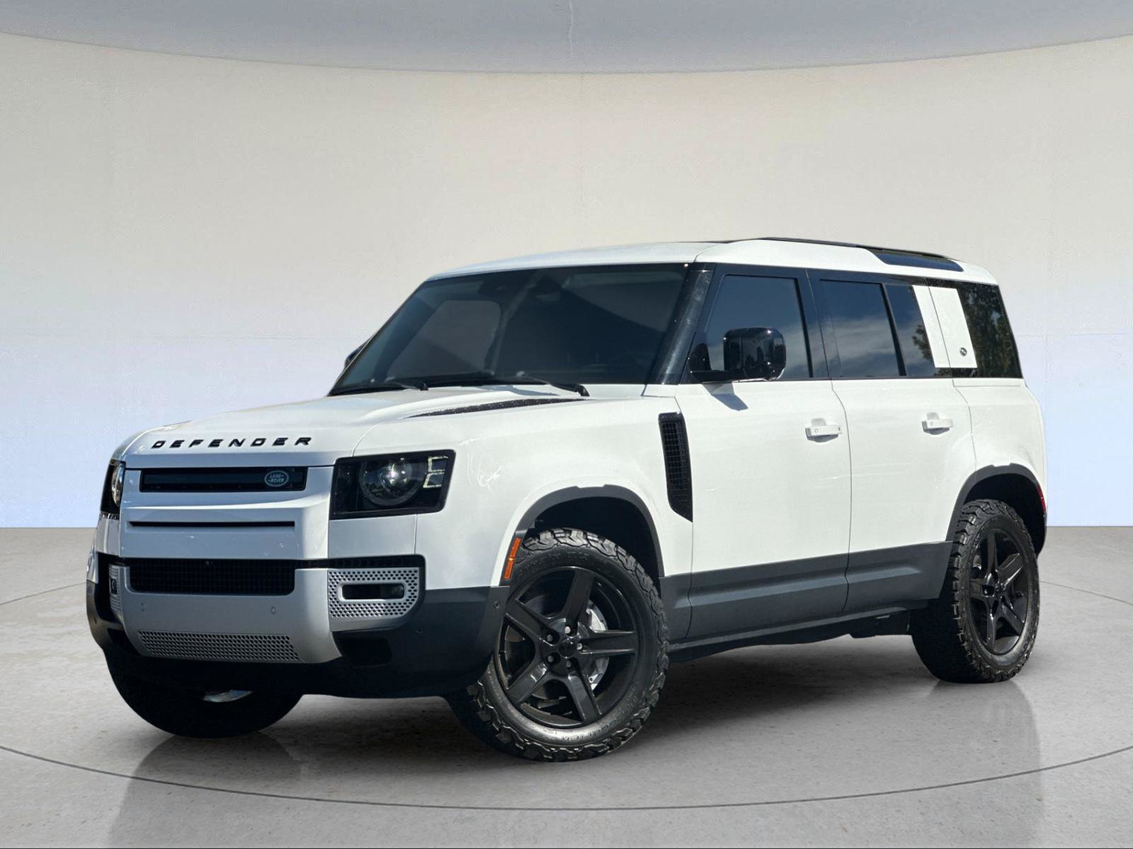 Used 2023 Land Rover Defender 110 SE AWD/4WD image 2