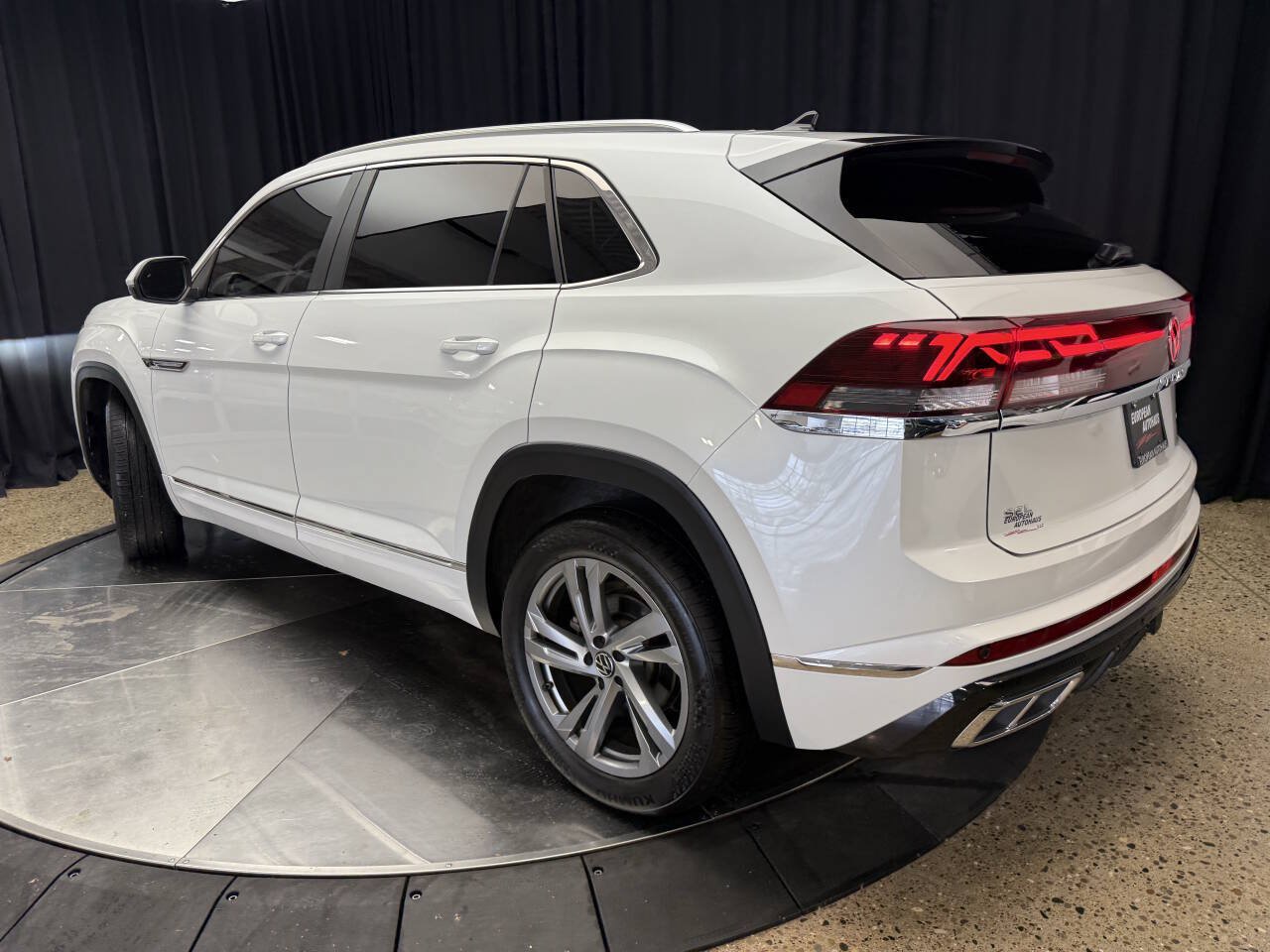 Used 2024 Volkswagen Atlas Cross Sport SEL R-Line AWD/4WD image 5