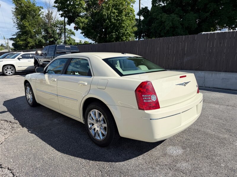 Used 2009 Chrysler 300 Touring RWD image 9