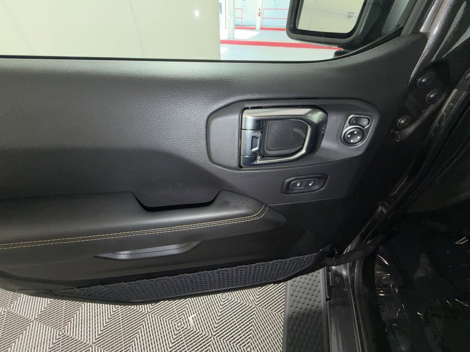 Used 2025 Jeep Wrangler Sahara image 15