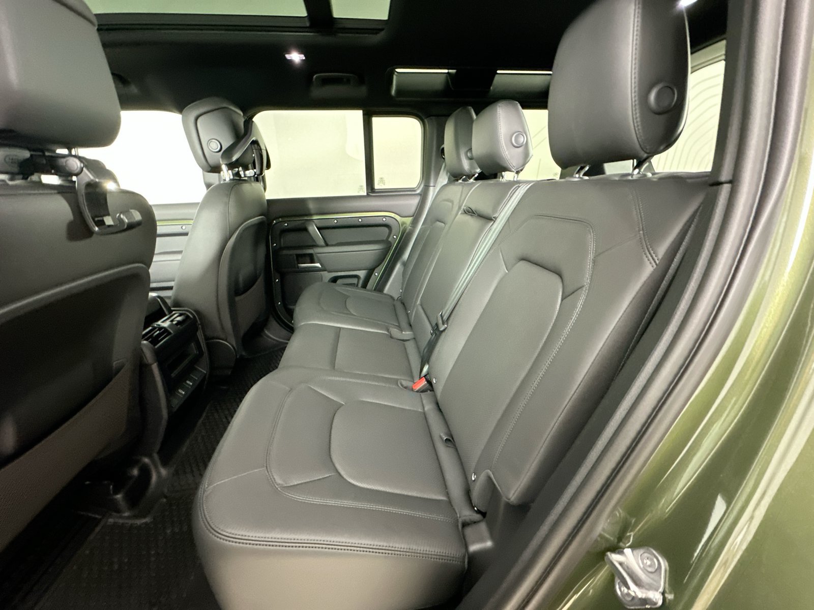 New 2026 Land Rover Defender 110 X-Dynamic SE AWD/4WD image 38