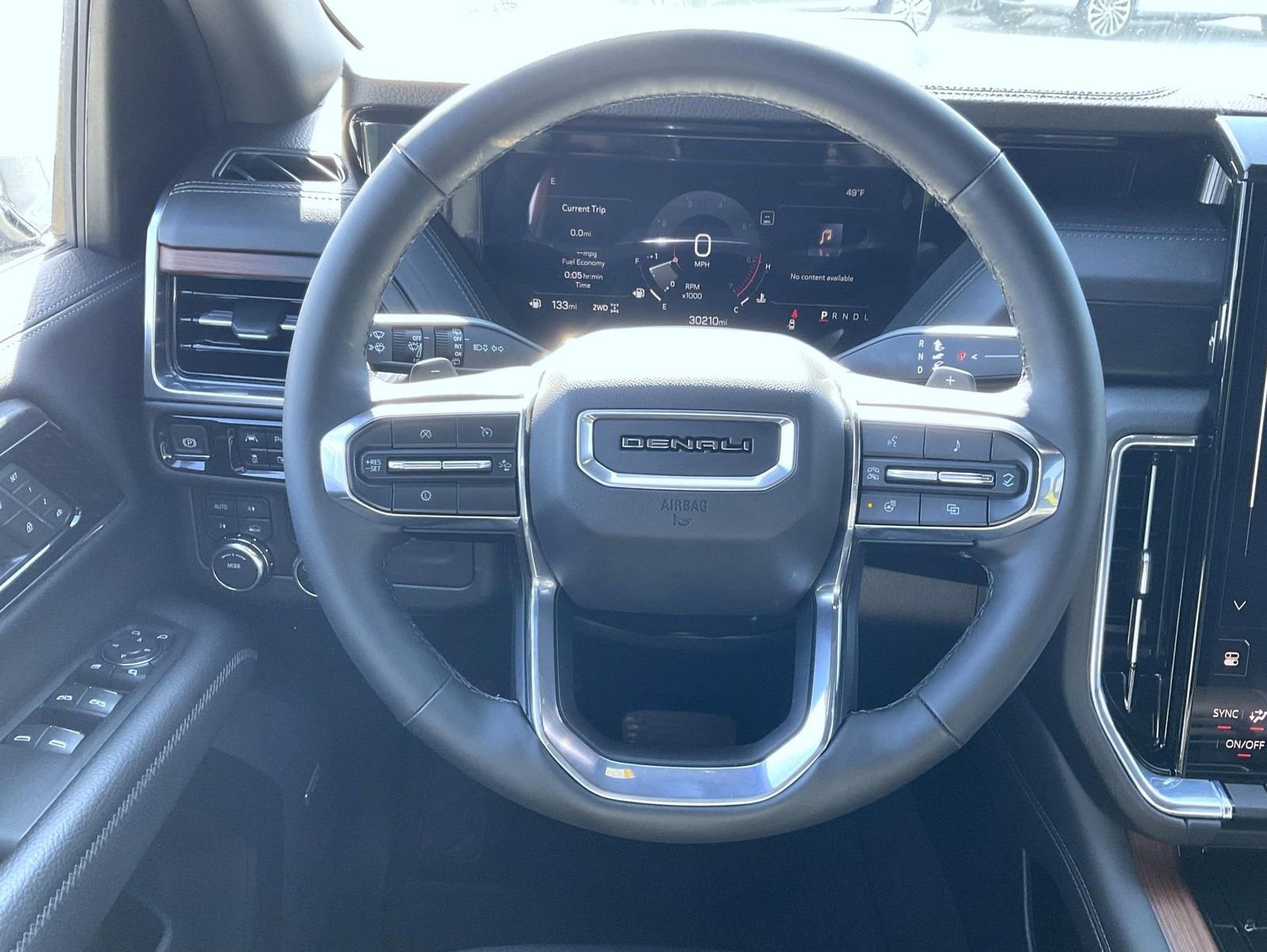 Used 2025 GMC Yukon XL Denali AWD/4WD image 11