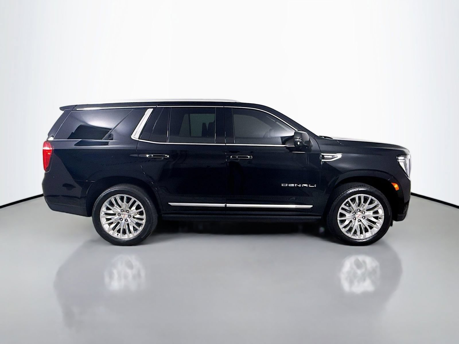 Used 2024 GMC Yukon Denali w/ Denali Reserve Package AWD/4WD image 8