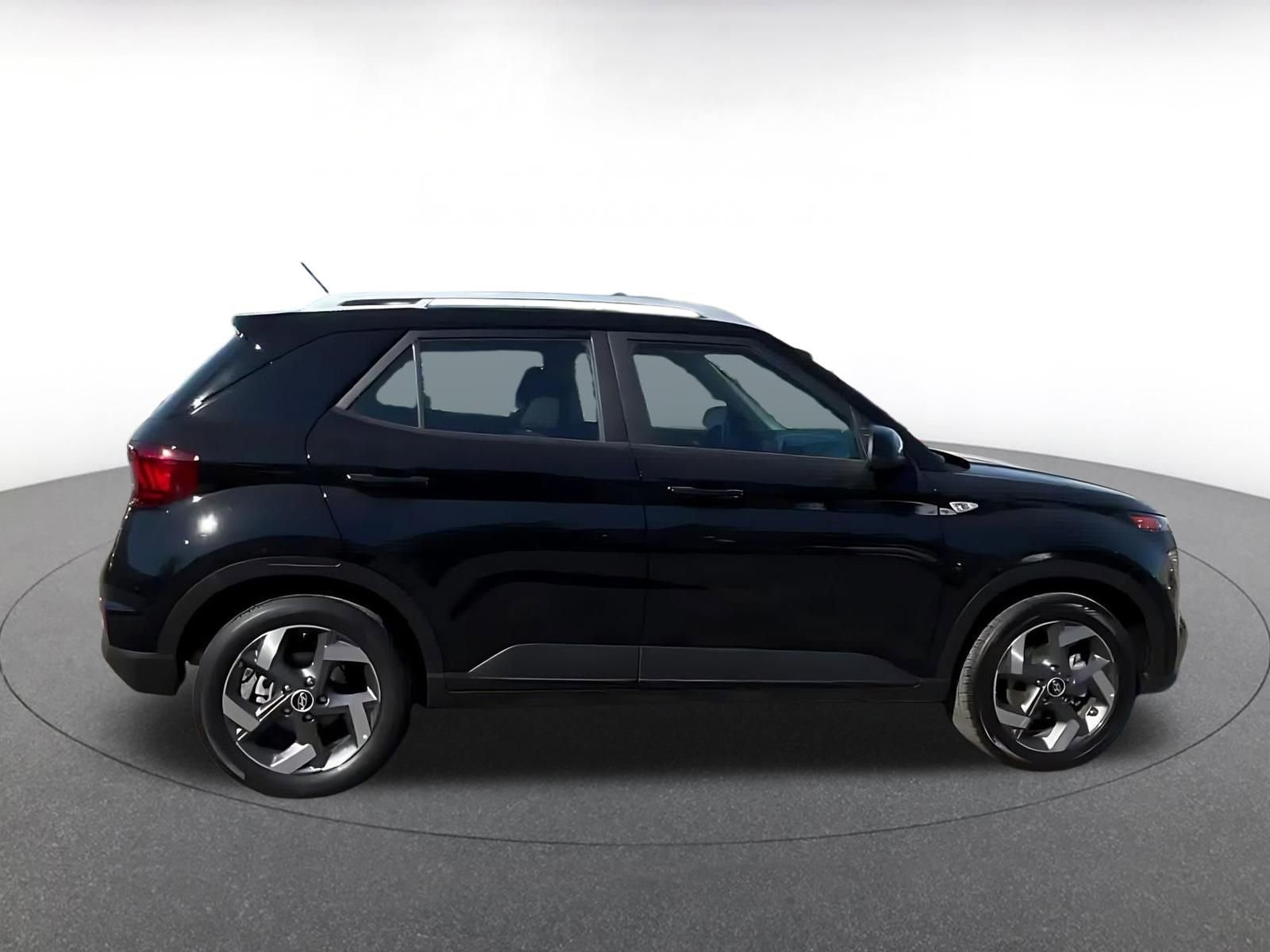 Used 2025 Hyundai Venue SEL FWD image 16